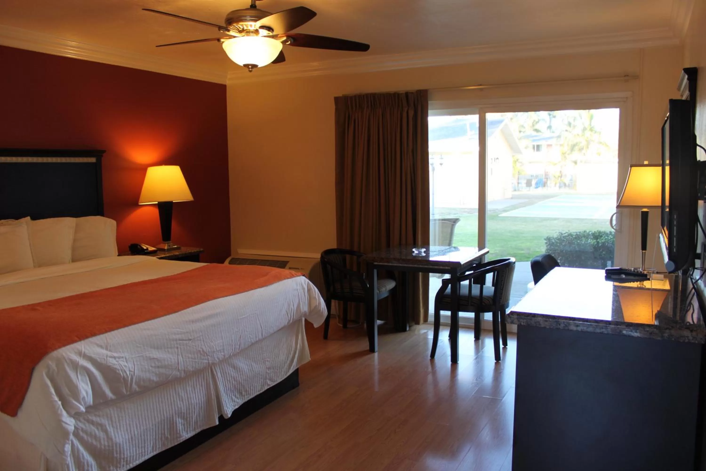 Seating area, Bed in Travelodge by Wyndham Santa Maria