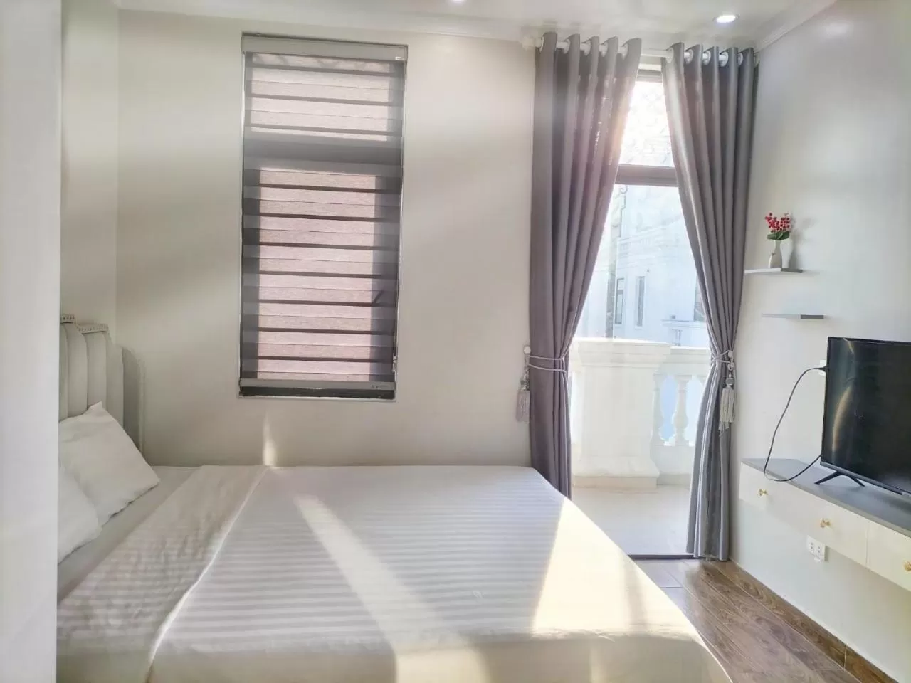 Communal lounge/ TV room, Bed in The Flamboyant #StayWork Vinhomes Marina