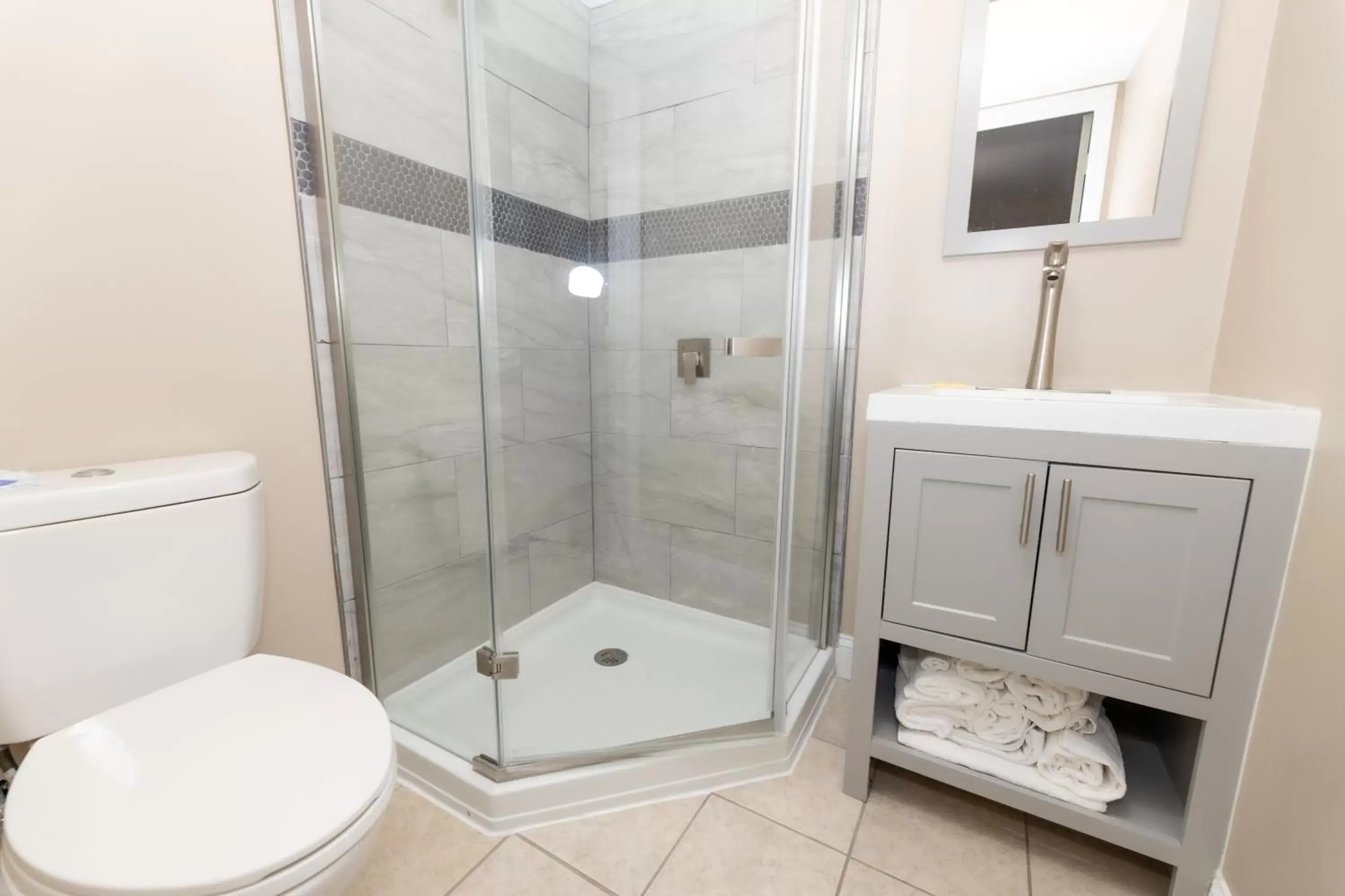 Bathroom in Seaside Sands Inn