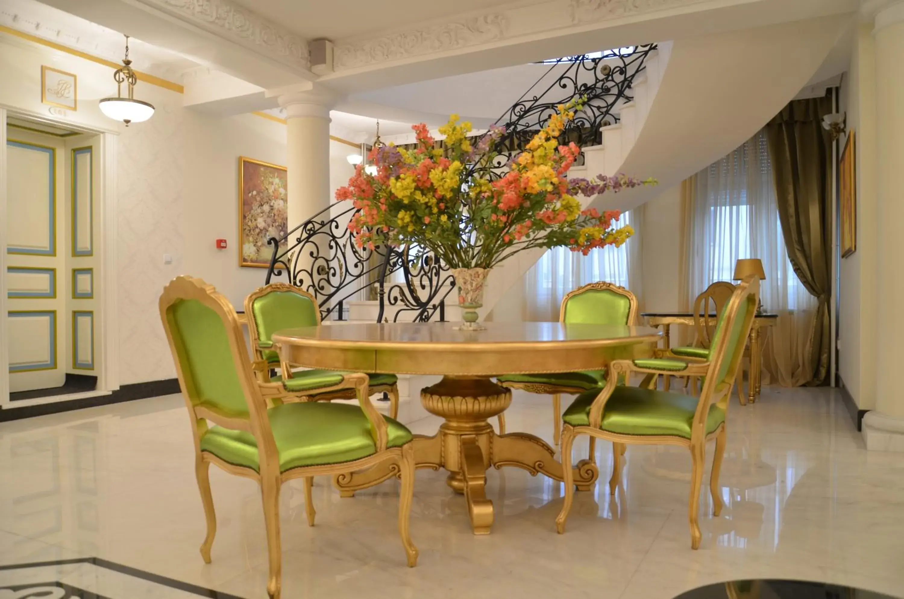 Lobby or reception, Dining Area in Garni Hotel Helvetia