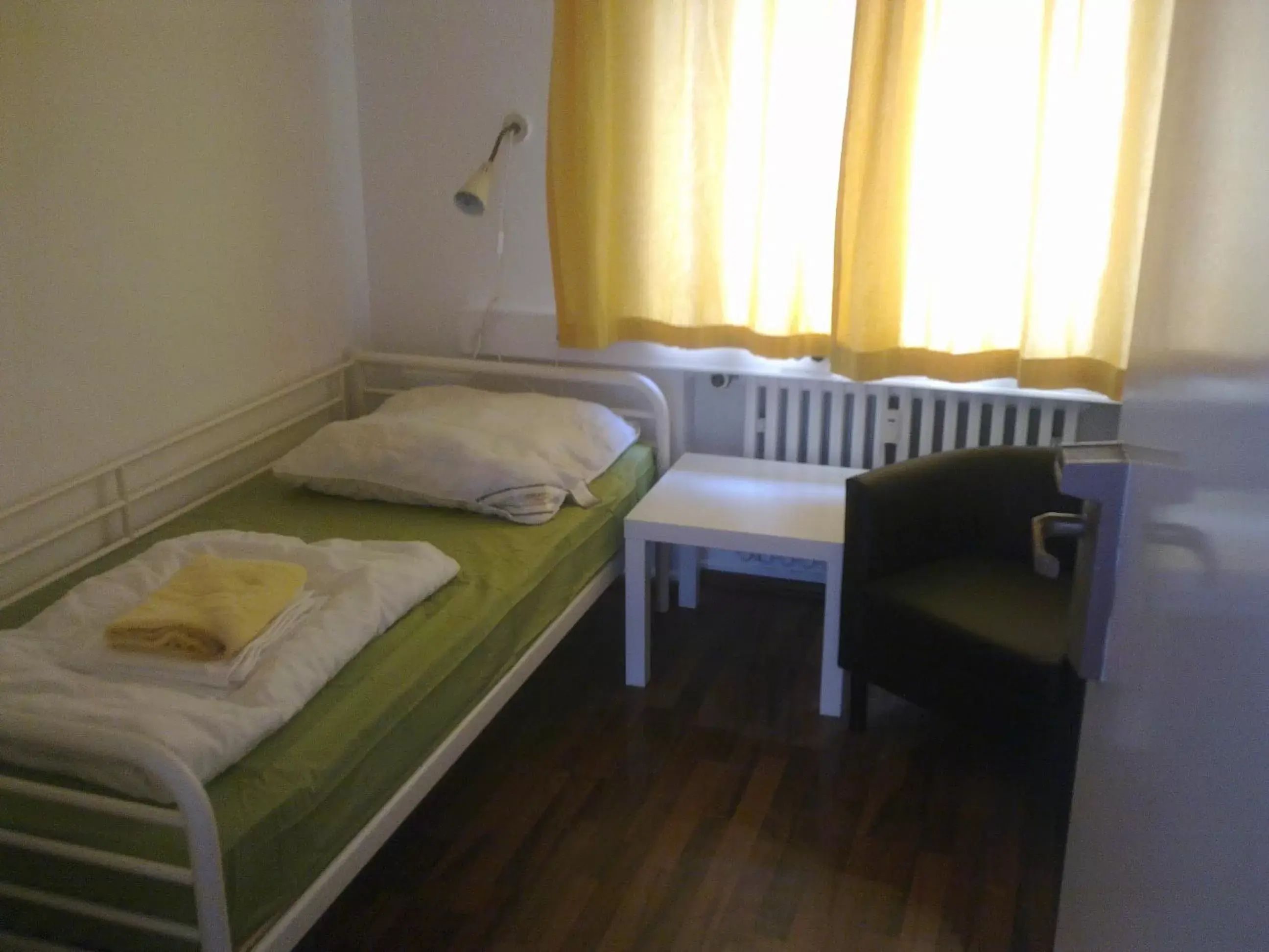 Single Room with Shared Bathroom in Station - Hostel for Backpackers
