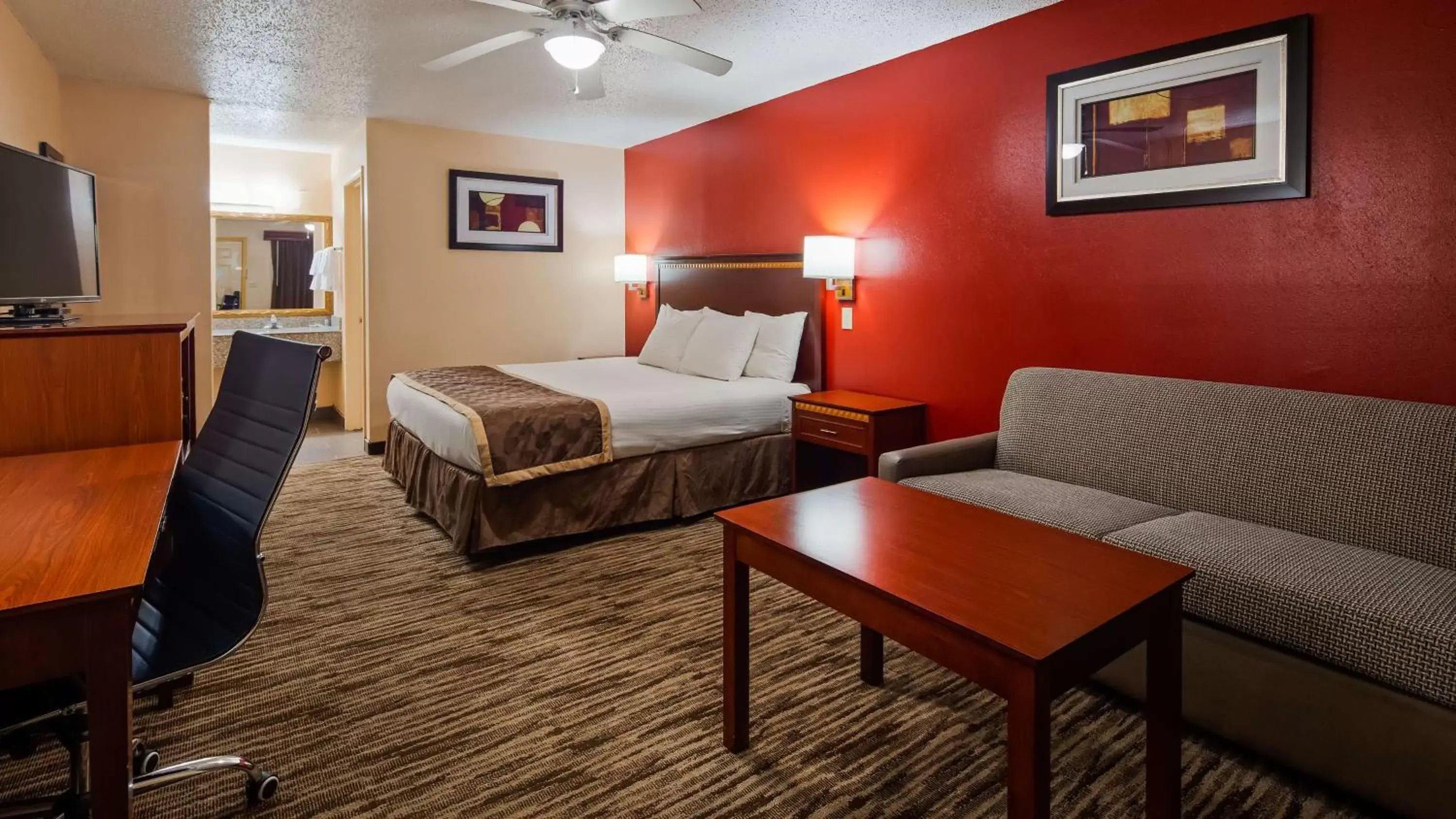 Photo of the whole room, Bed in Best Western Executive Inn