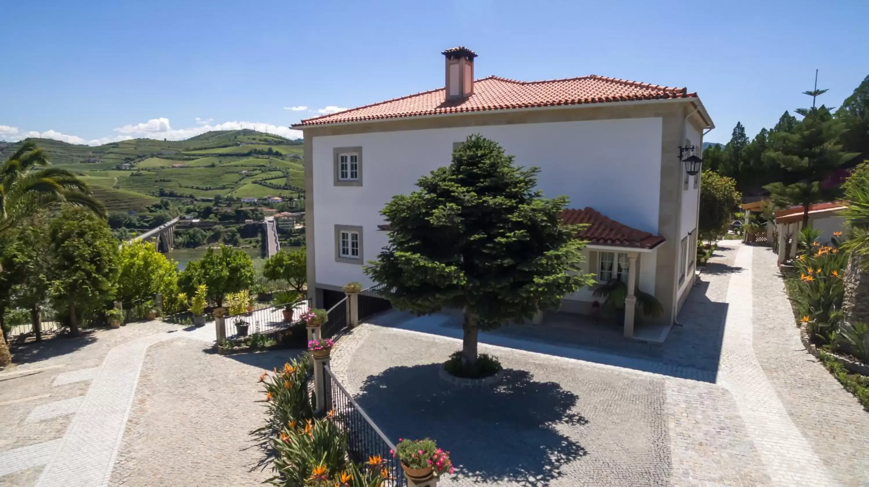 Property Building in Casa de São Domingos