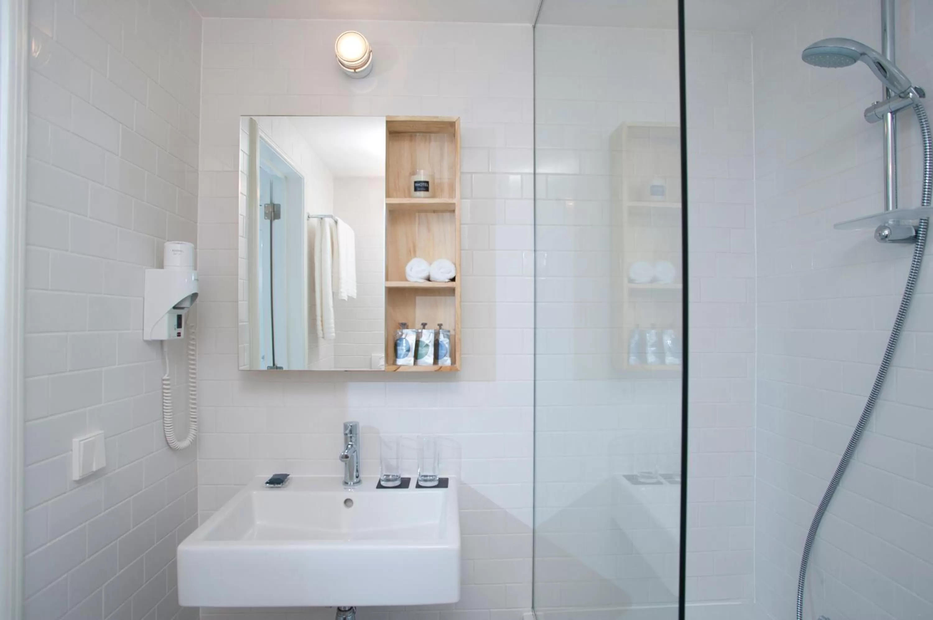 Shower in 9Hotel Central