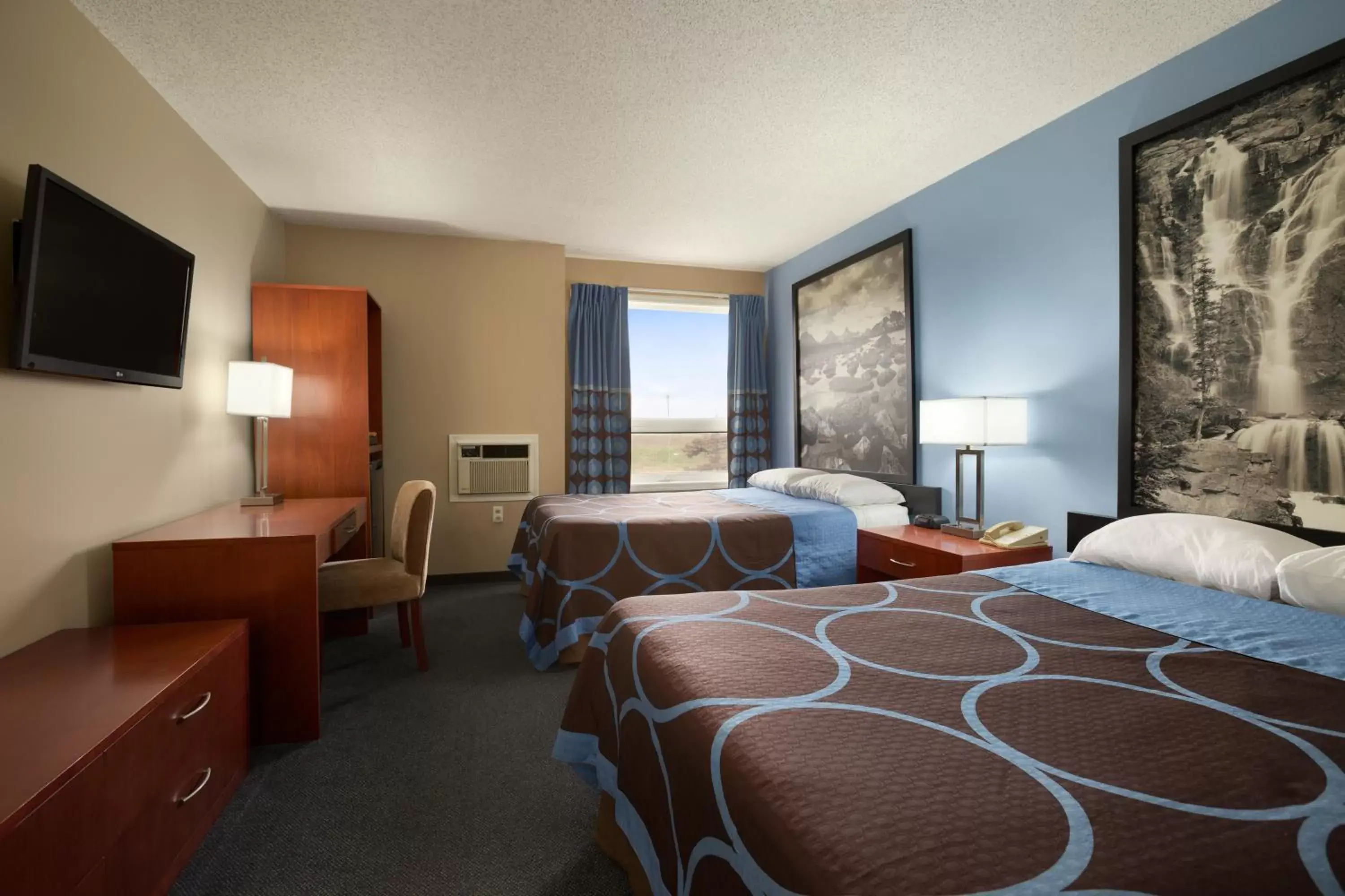 Photo of the whole room, Room Photo in Super 8 by Wyndham Sherwood Park/Edmonton Area