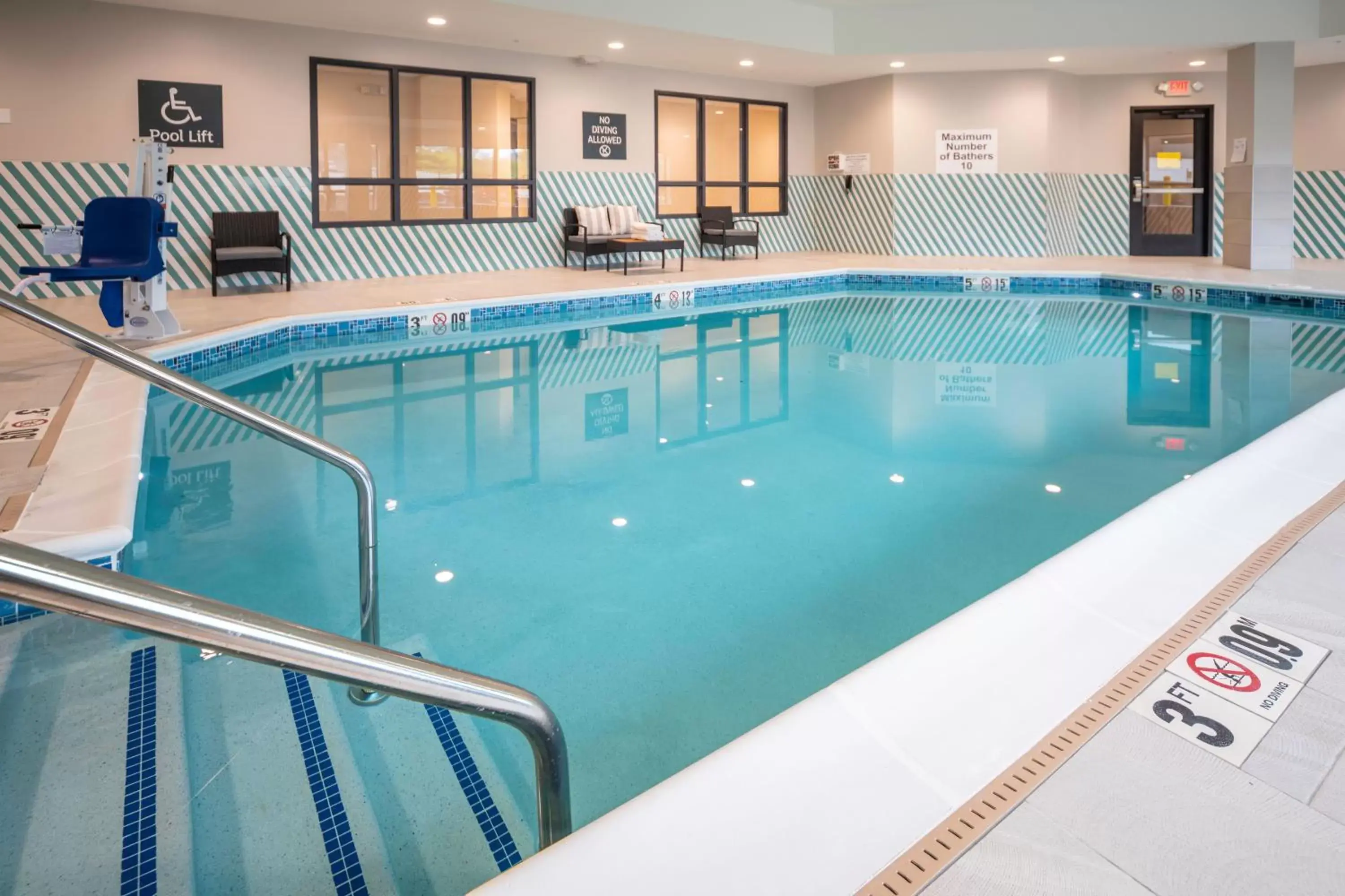 Swimming Pool in Holiday Inn St Louis - Creve Coeur