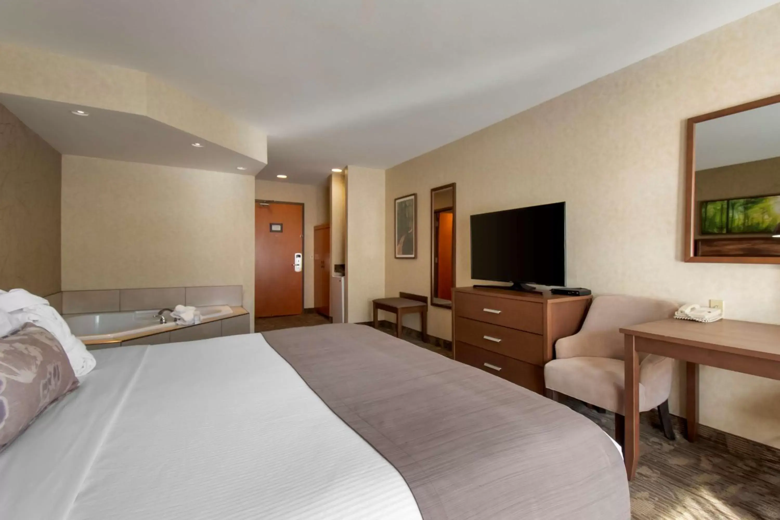 Bedroom, Bed in BEST WESTERN PLUS Valemount Inn & Suites