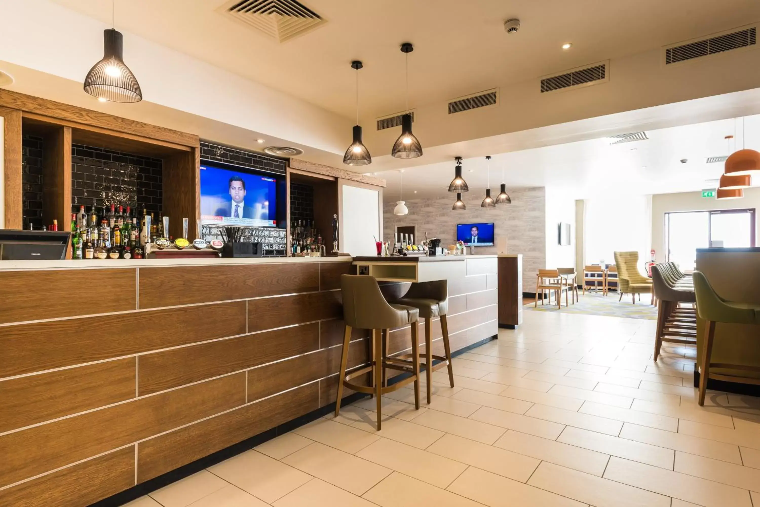 Lounge or bar, Lounge/Bar in Holiday Inn Brighton Seafront, an IHG Hotel