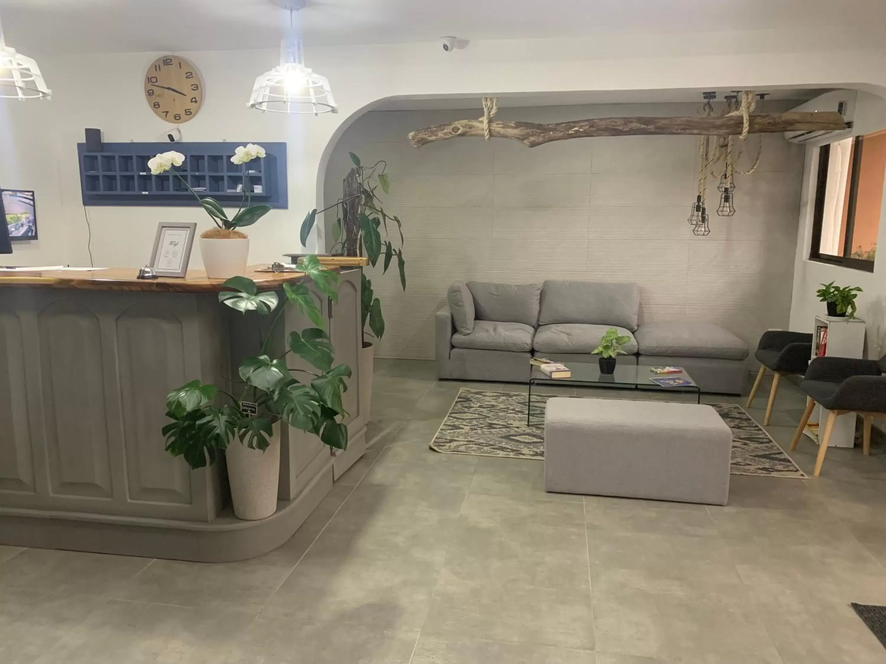 Living room, Lobby/Reception in Berlor Airport Inn