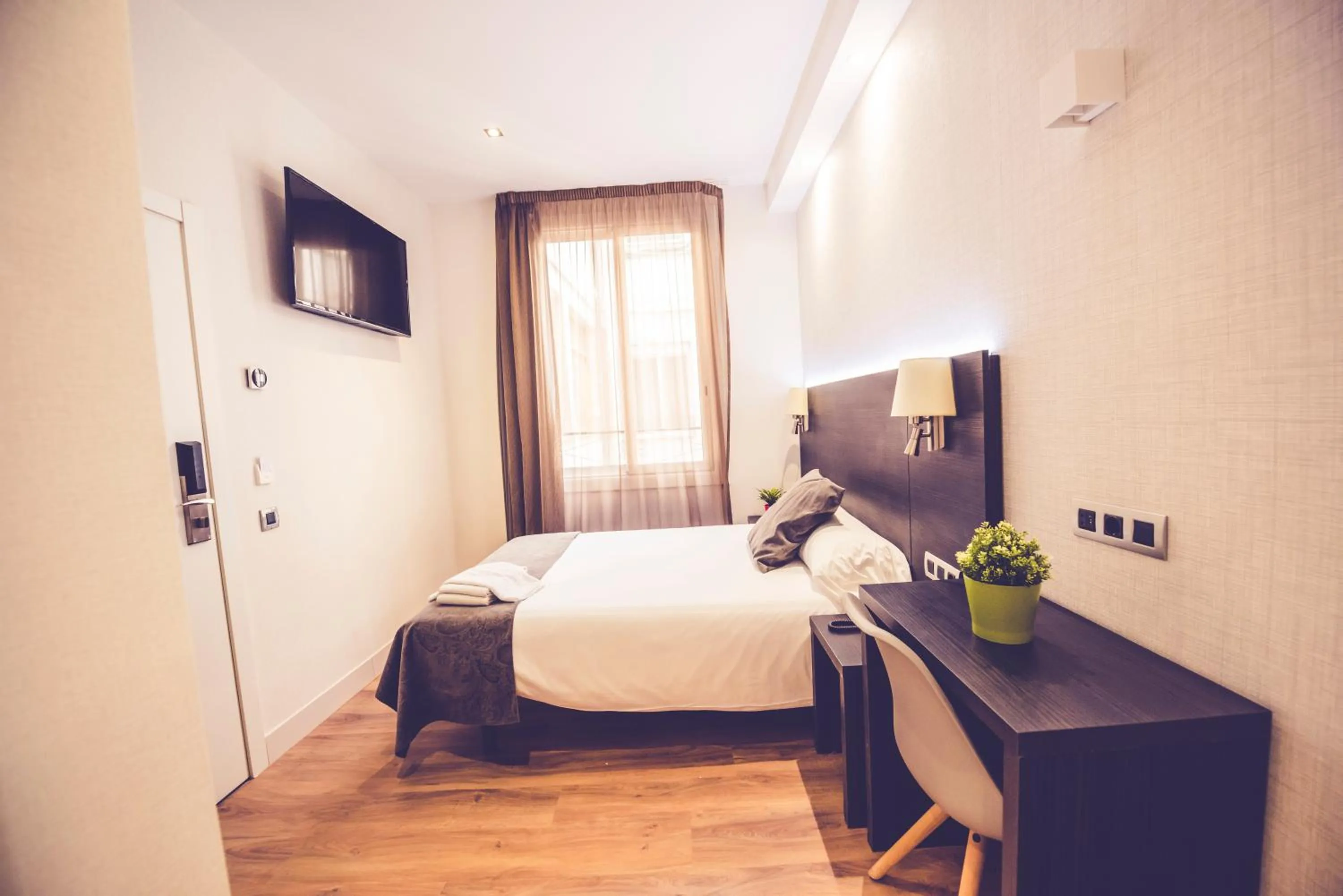 Bedroom, Bed in Hostal Marlasca