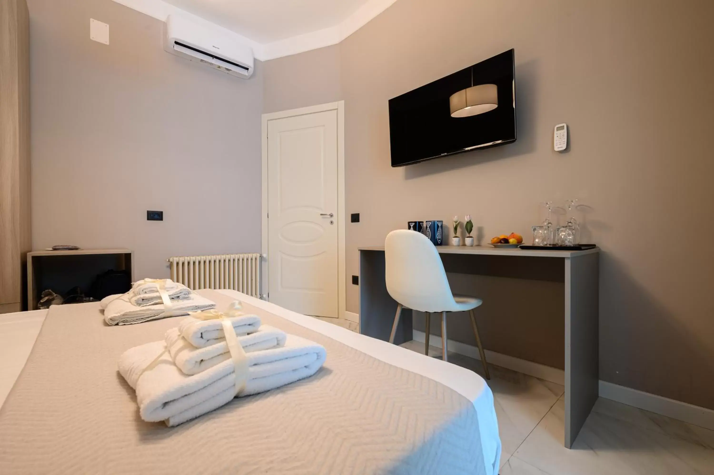 Bedroom, TV/Entertainment Center in Dream House Pompei