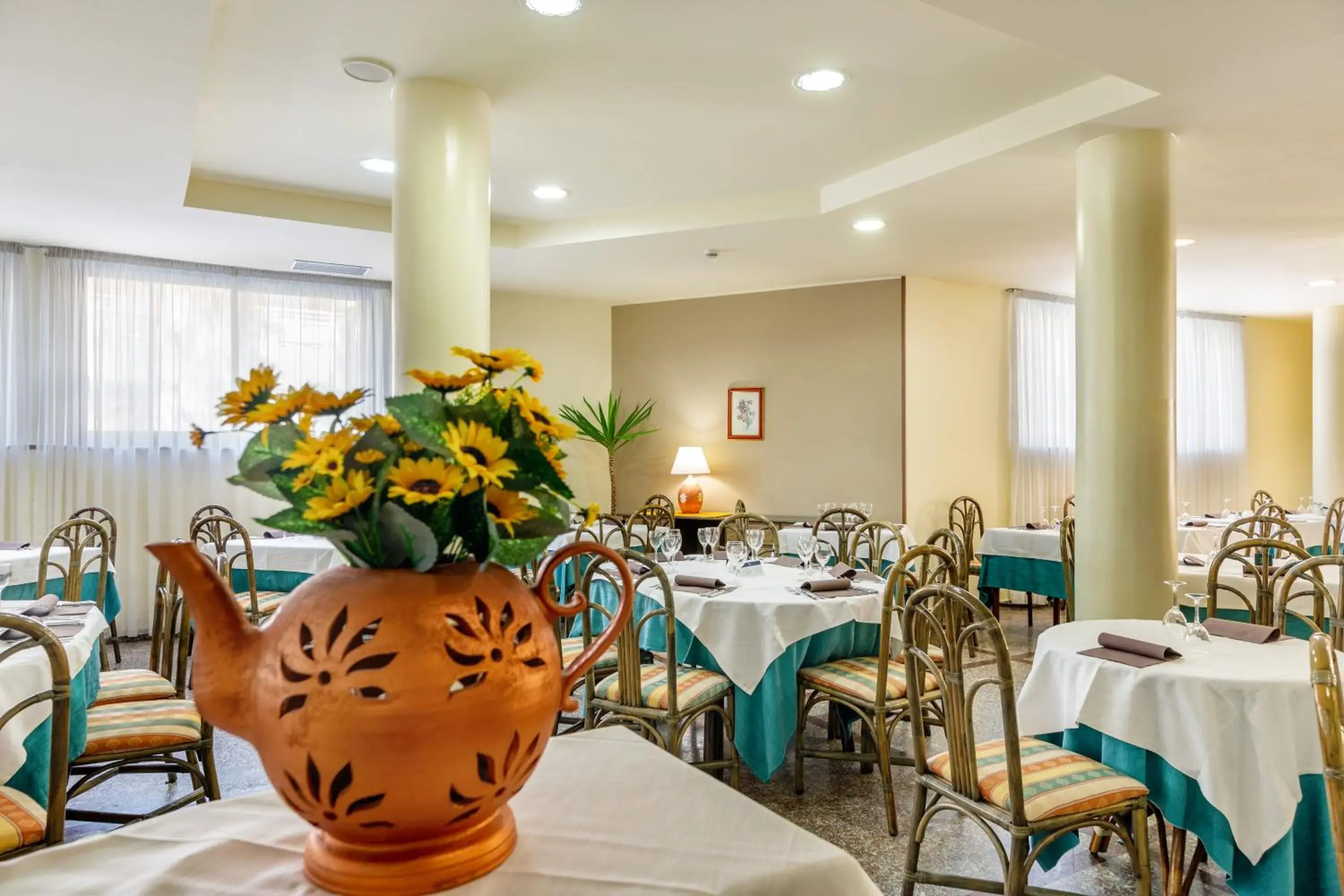 Restaurant/Places to Eat in Rina Hotel