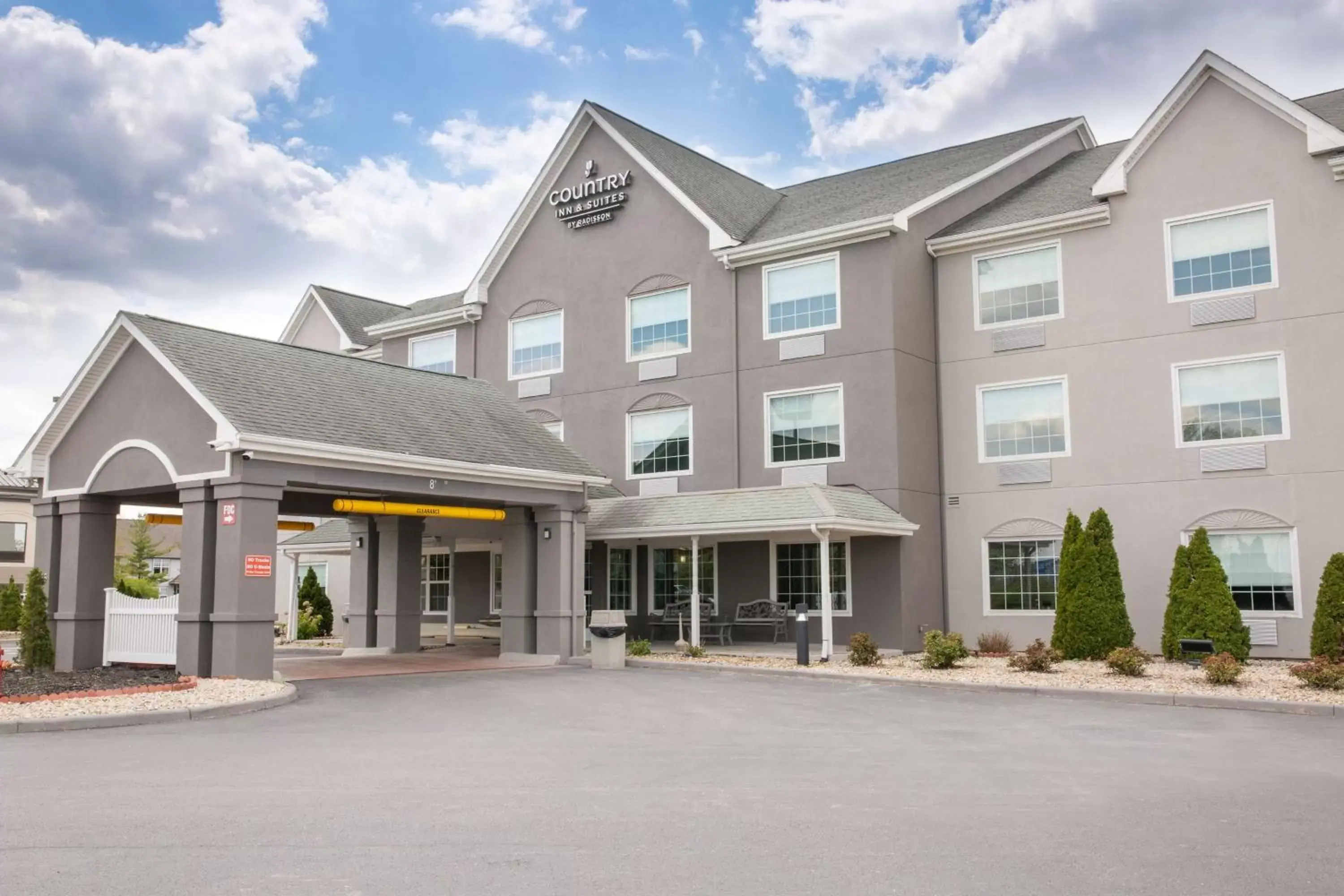 Property Building in Country Inn & Suites by Radisson, Columbus West, OH