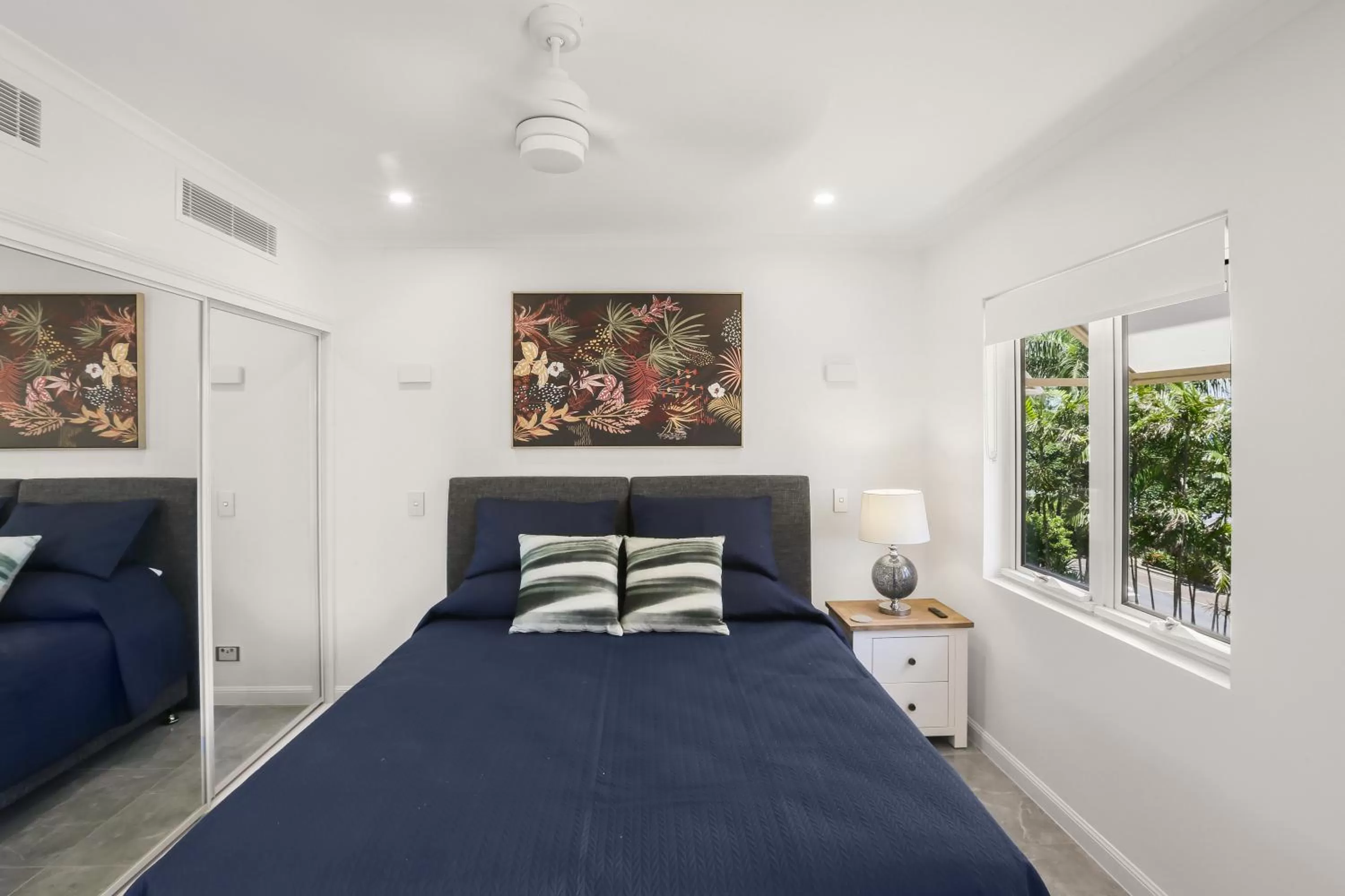 Bedroom, Bed in On The Beach Apartments