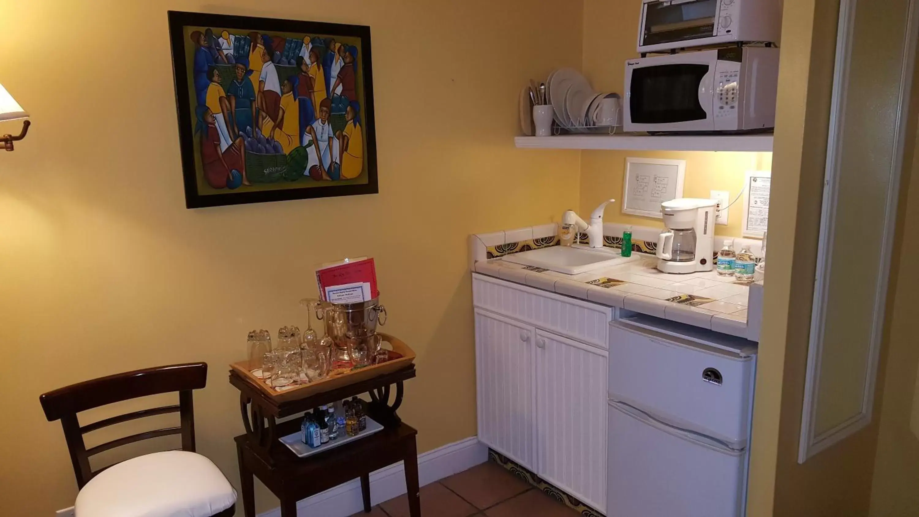 Kitchen or kitchenette, Kitchen/Kitchenette in The Caribbean Court Boutique Hotel