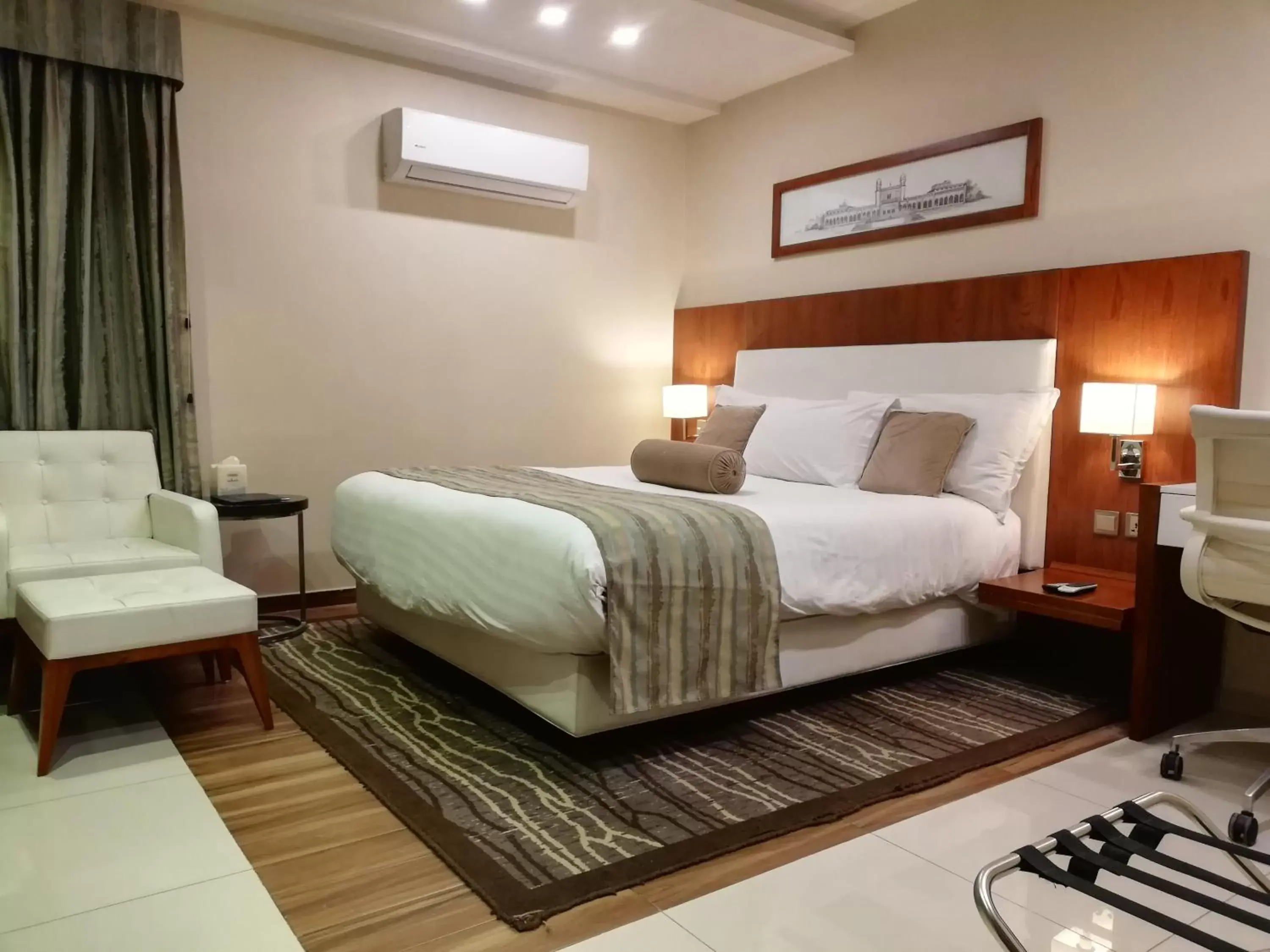 Bedroom, Bed in Avari Xpress Faisalabad