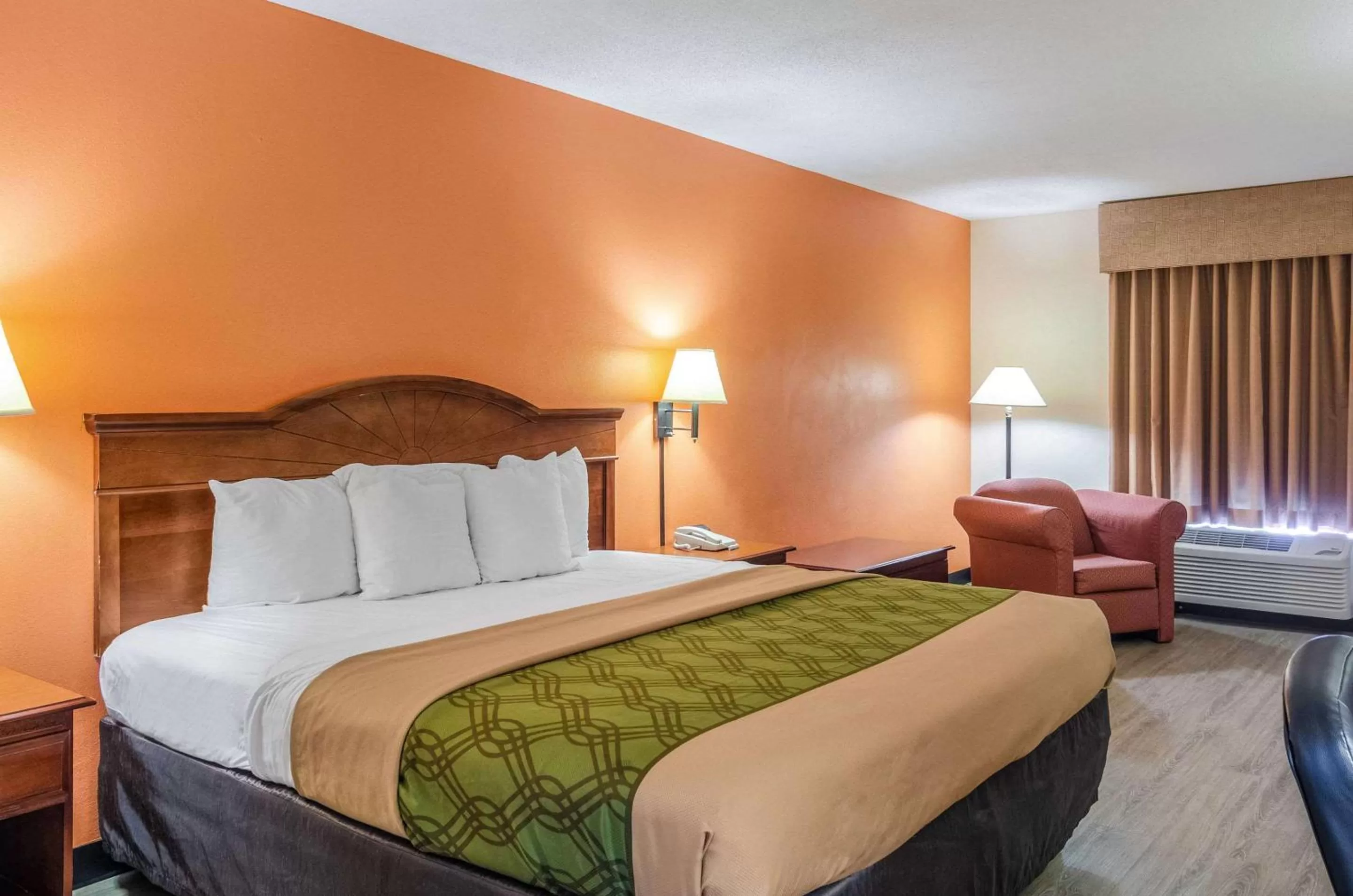 Photo of the whole room, Bed in Econo Lodge Inn & Suites Gulfport Airport