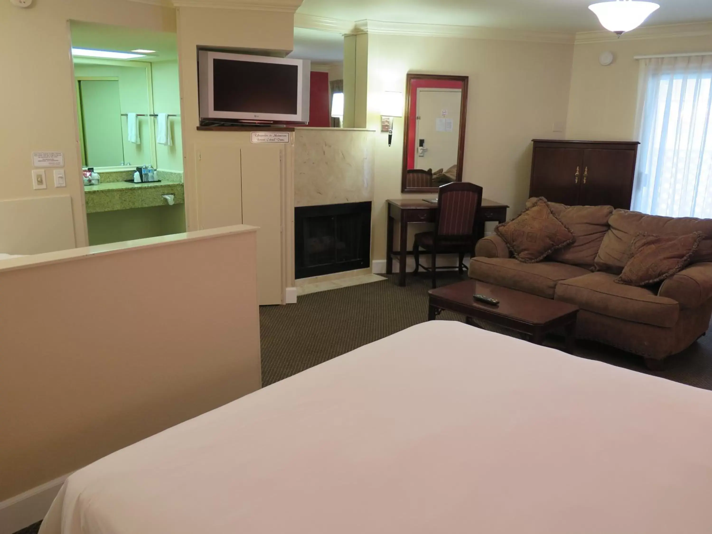 Photo of the whole room, Seating Area in Bonanza Inn and Suites