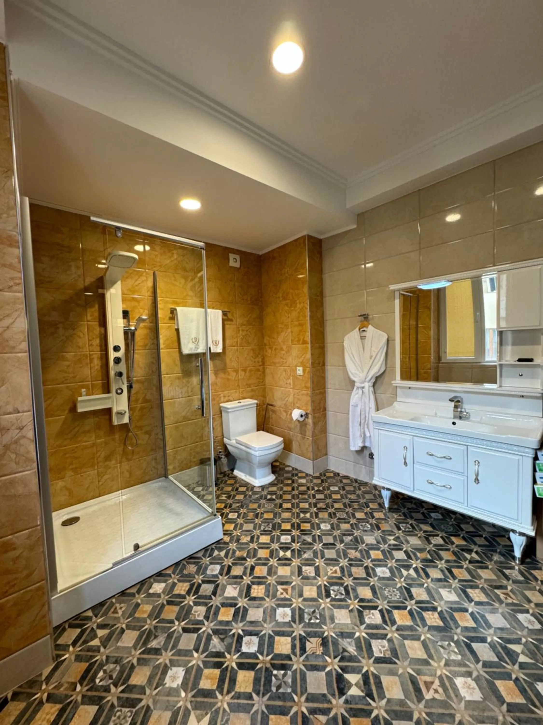 Shower in Redline Hotel