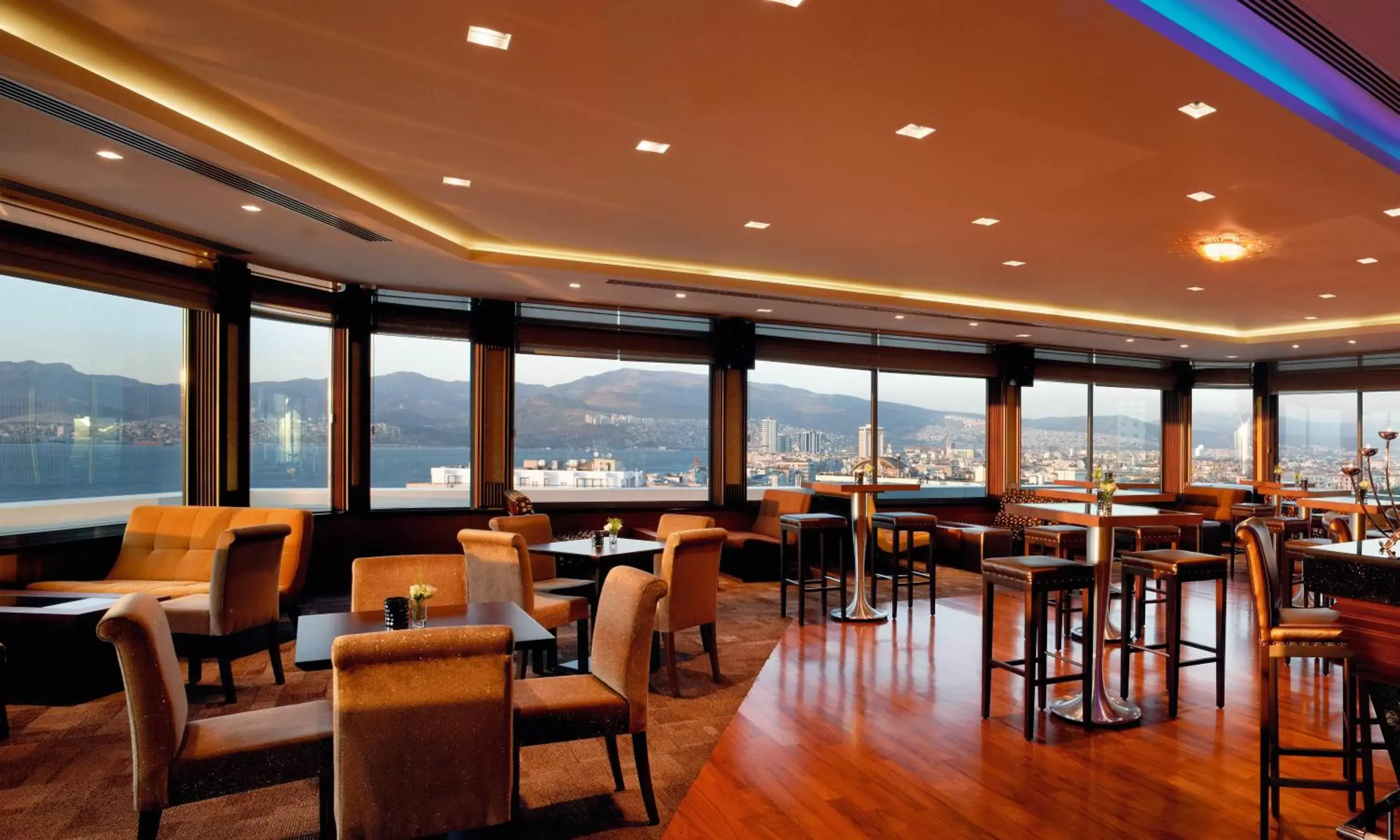 Lounge or bar, Restaurant/Places to Eat in Mövenpick Hotel Izmir