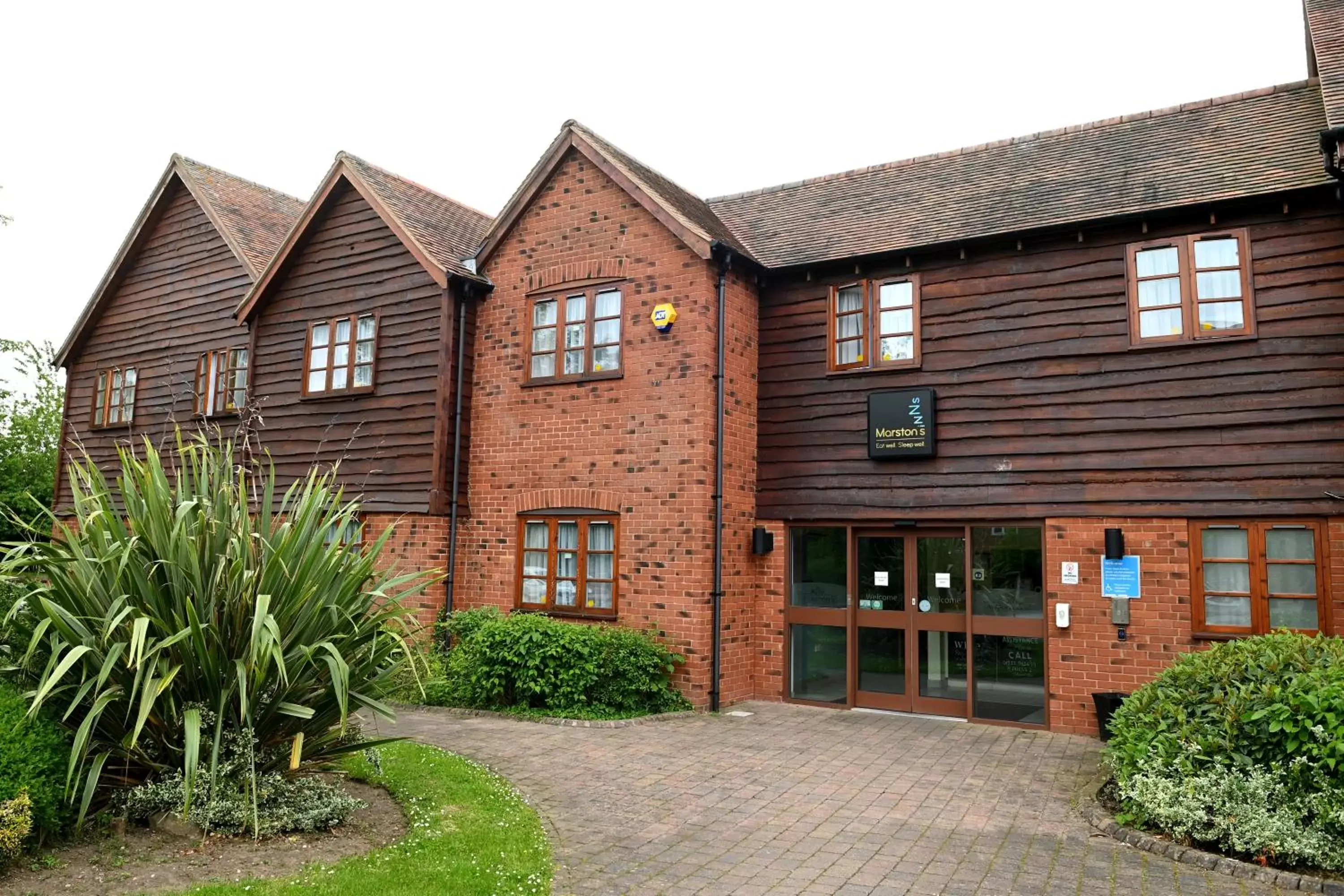 Facade/entrance, Property Building in Meadow Farm Redditch by Marstons Inns