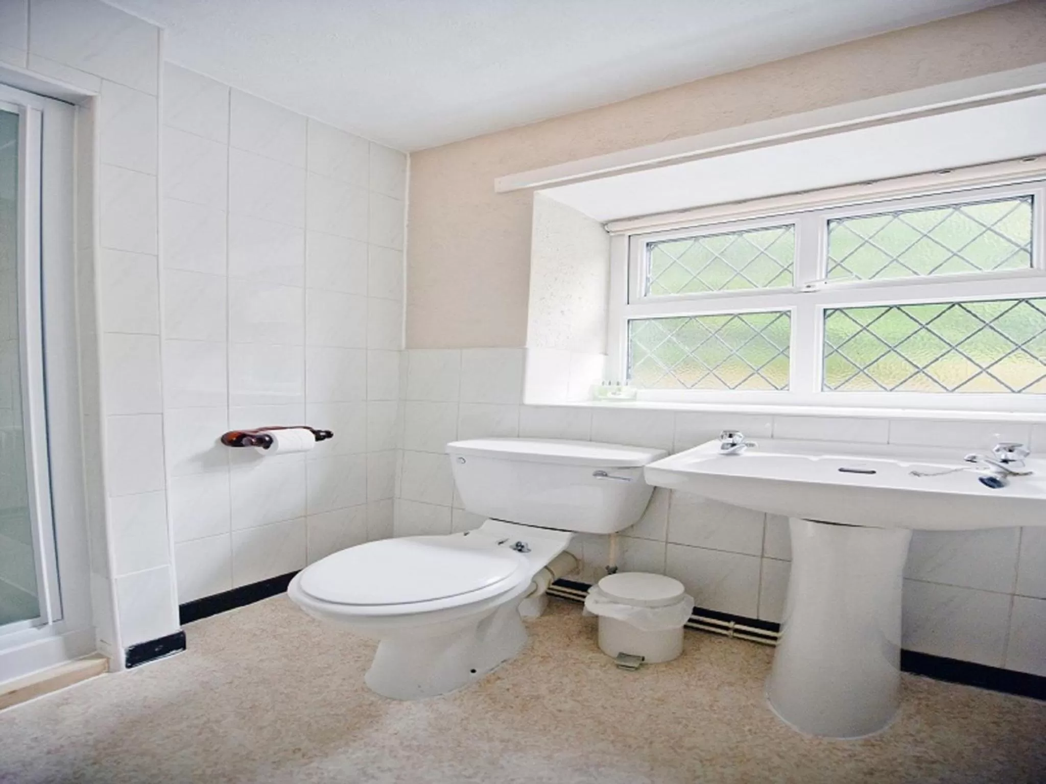 Bathroom in The Lantern Pike Inn