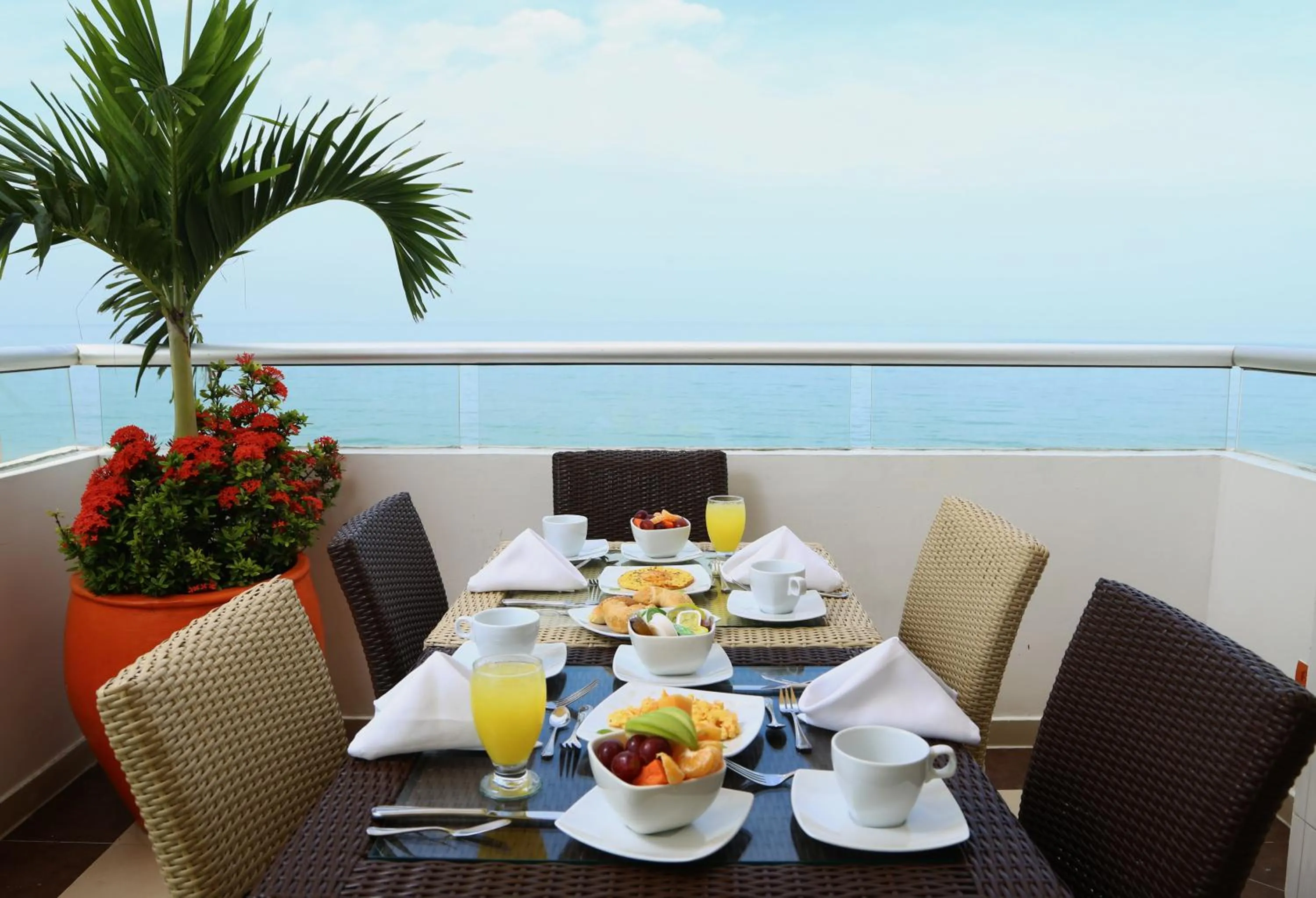 Restaurant/places to eat in Hotel Cabreromar