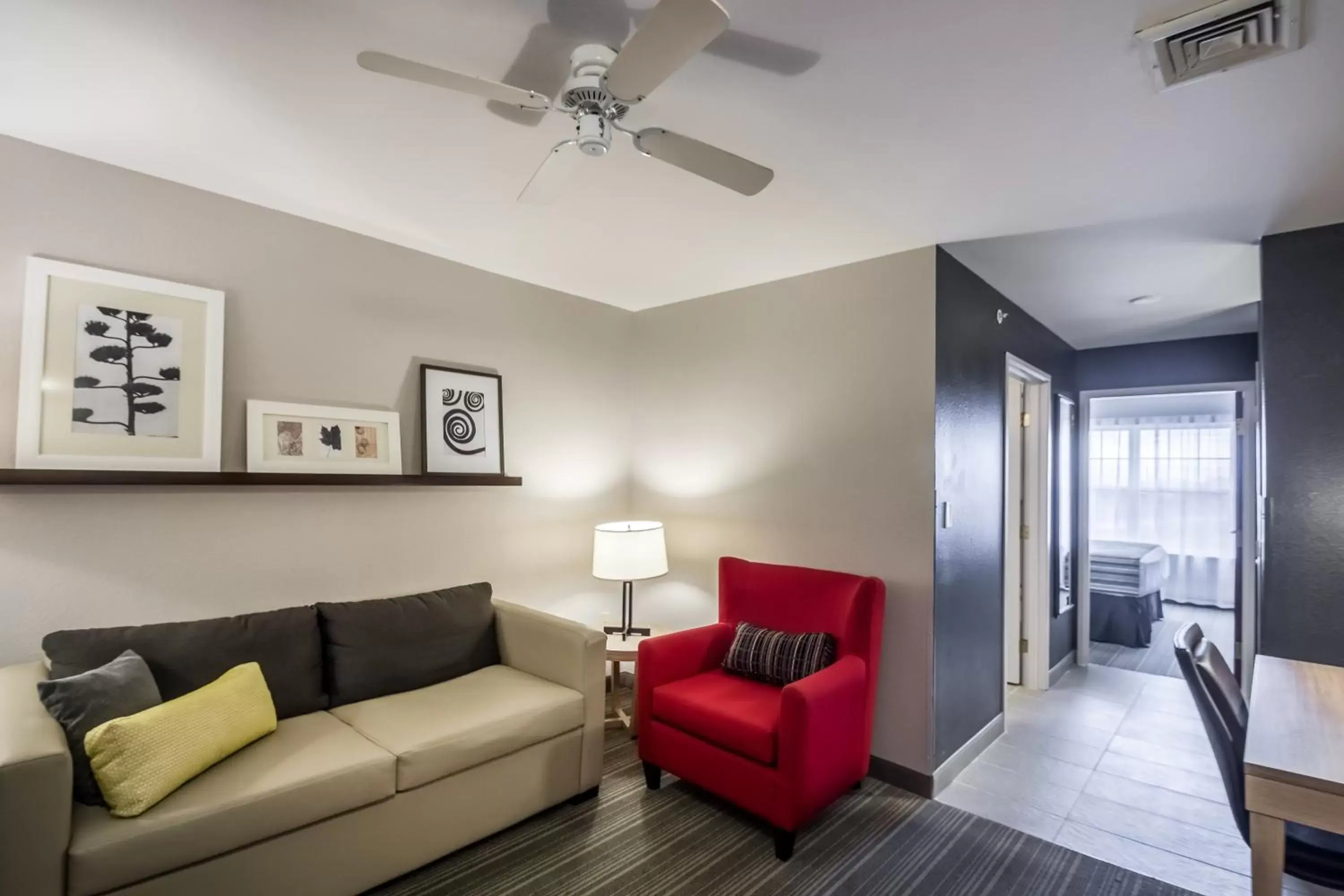 Living room, Seating Area in Country Inn & Suites by Radisson, Fond du Lac, WI