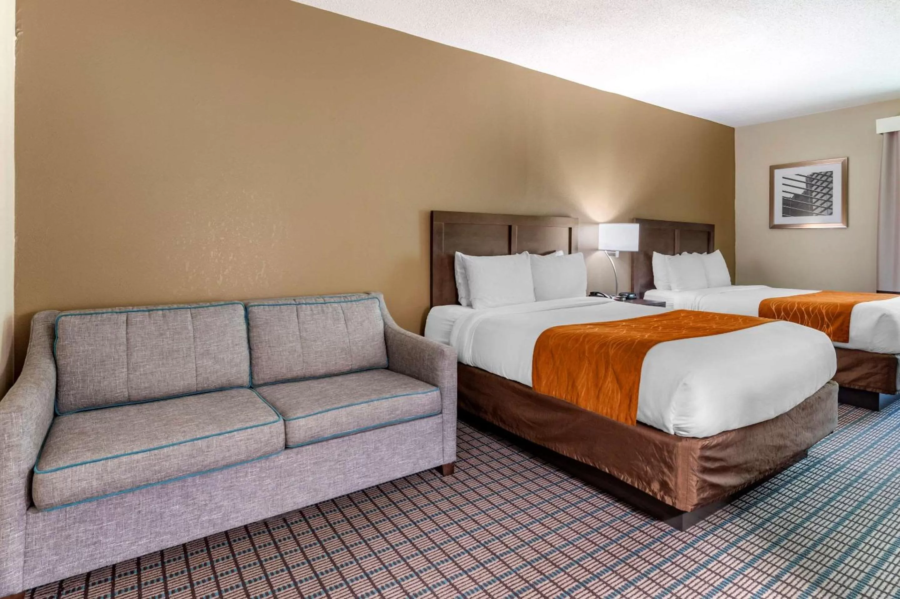 Photo of the whole room, Bed in Comfort Inn & Suites Cincinnati Uptown Clifton