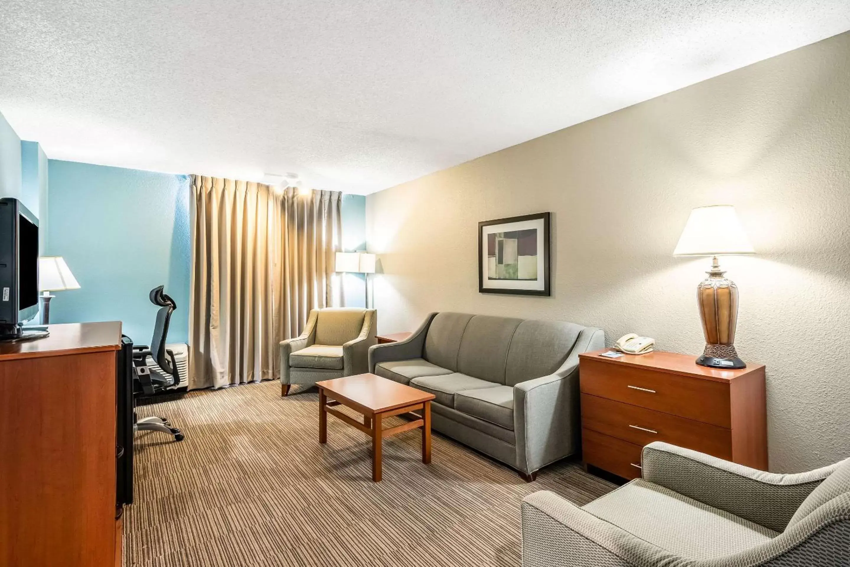 Bedroom, Seating Area in Quality Inn & Suites Garden Of The Gods