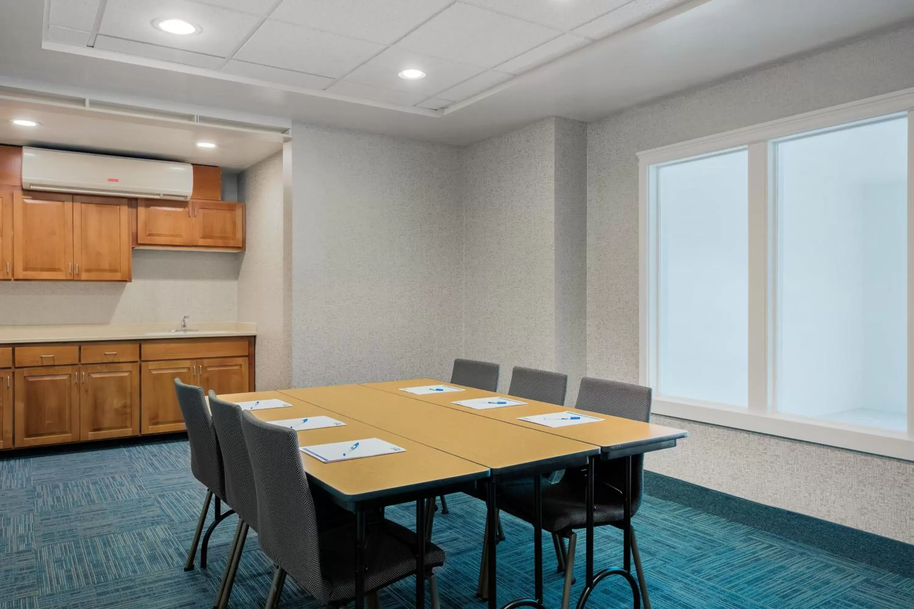 Meeting/conference room in Holiday Inn Express Hotel & Suites Oroville Southwest, an IHG Hotel
