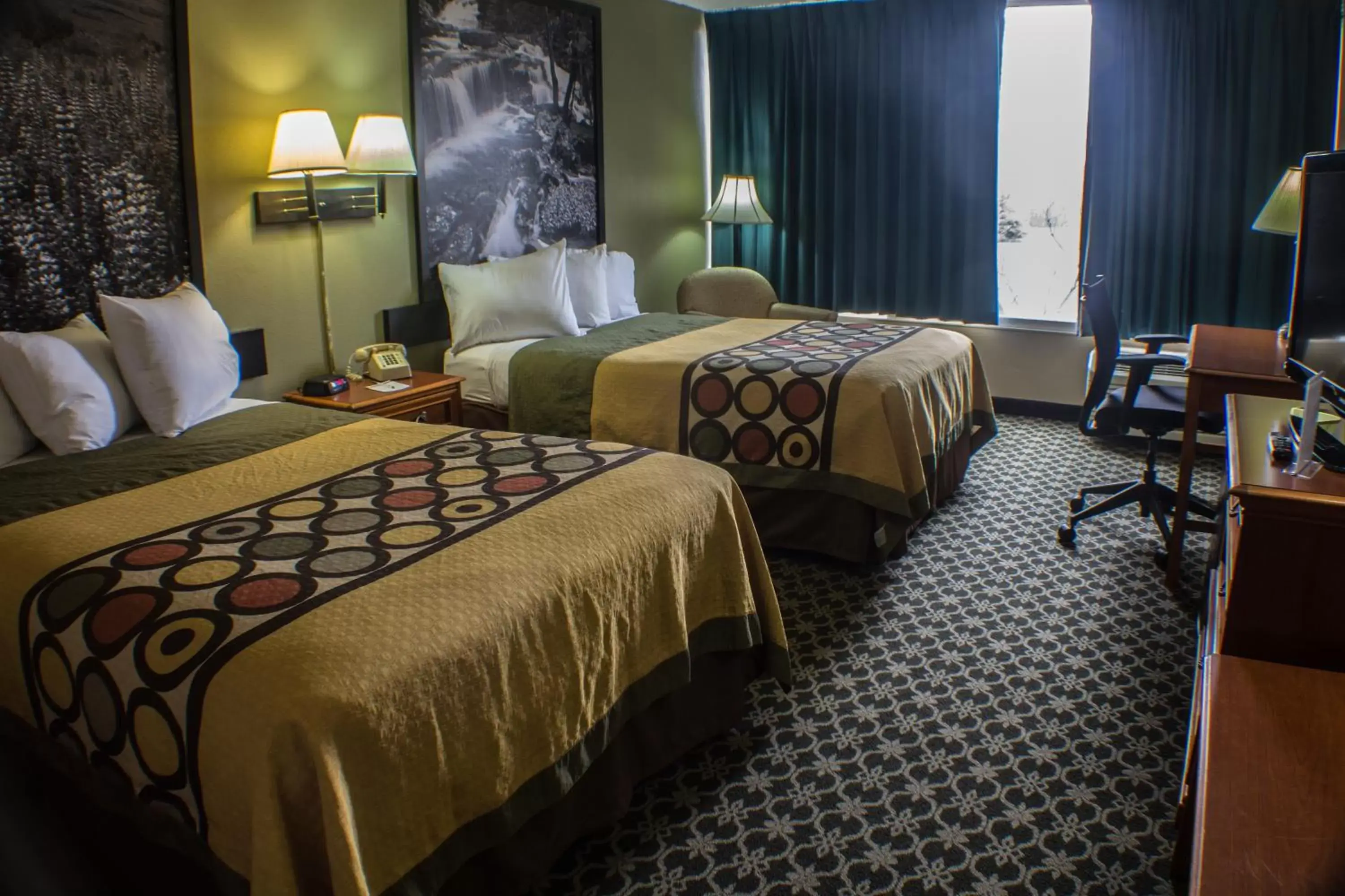 Photo of the whole room, Bed in Super 8 by Wyndham Erie/I 90