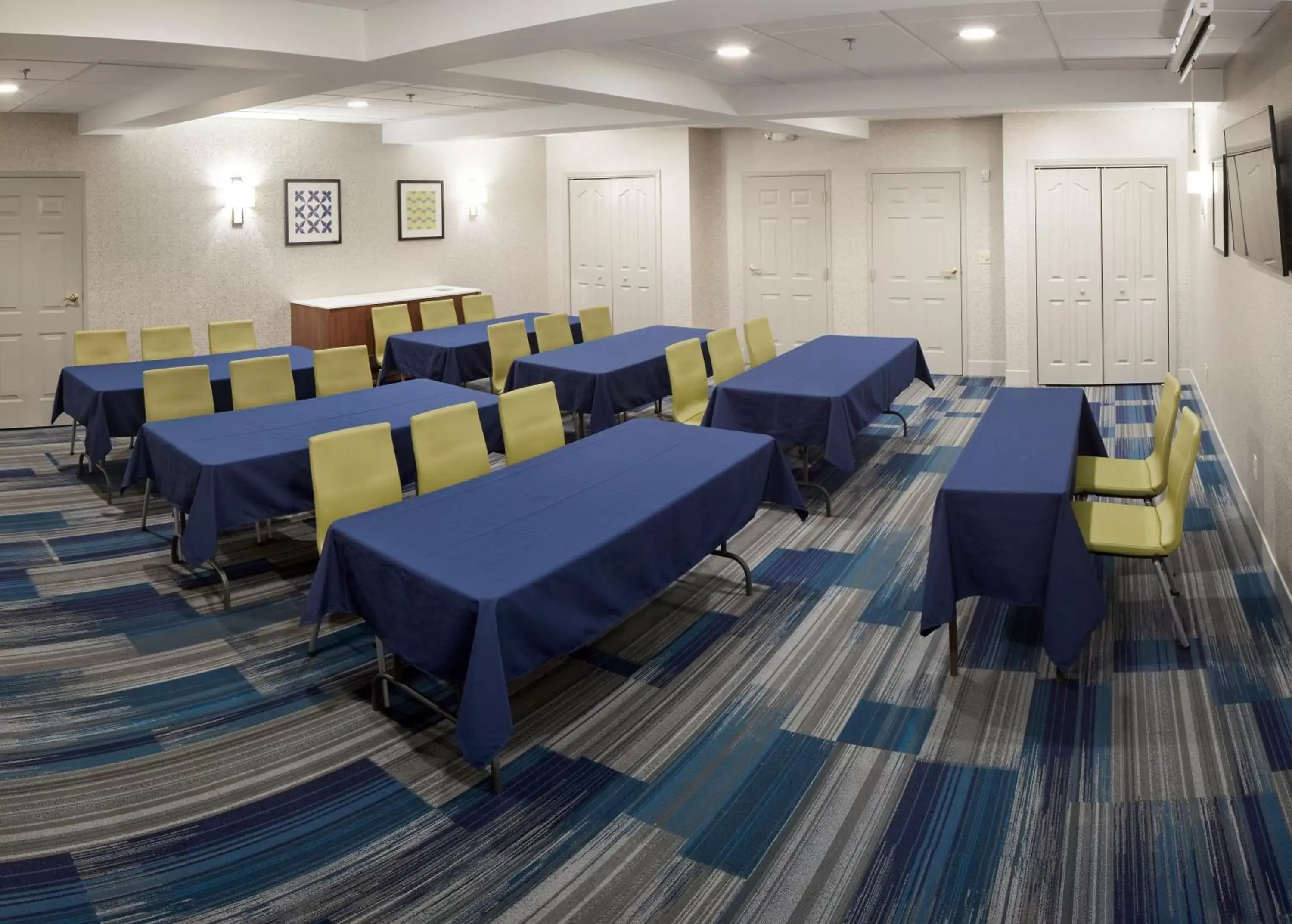 Meeting/conference room in Holiday Inn Express Hotel & Suites White River Junction, an IHG Hotel