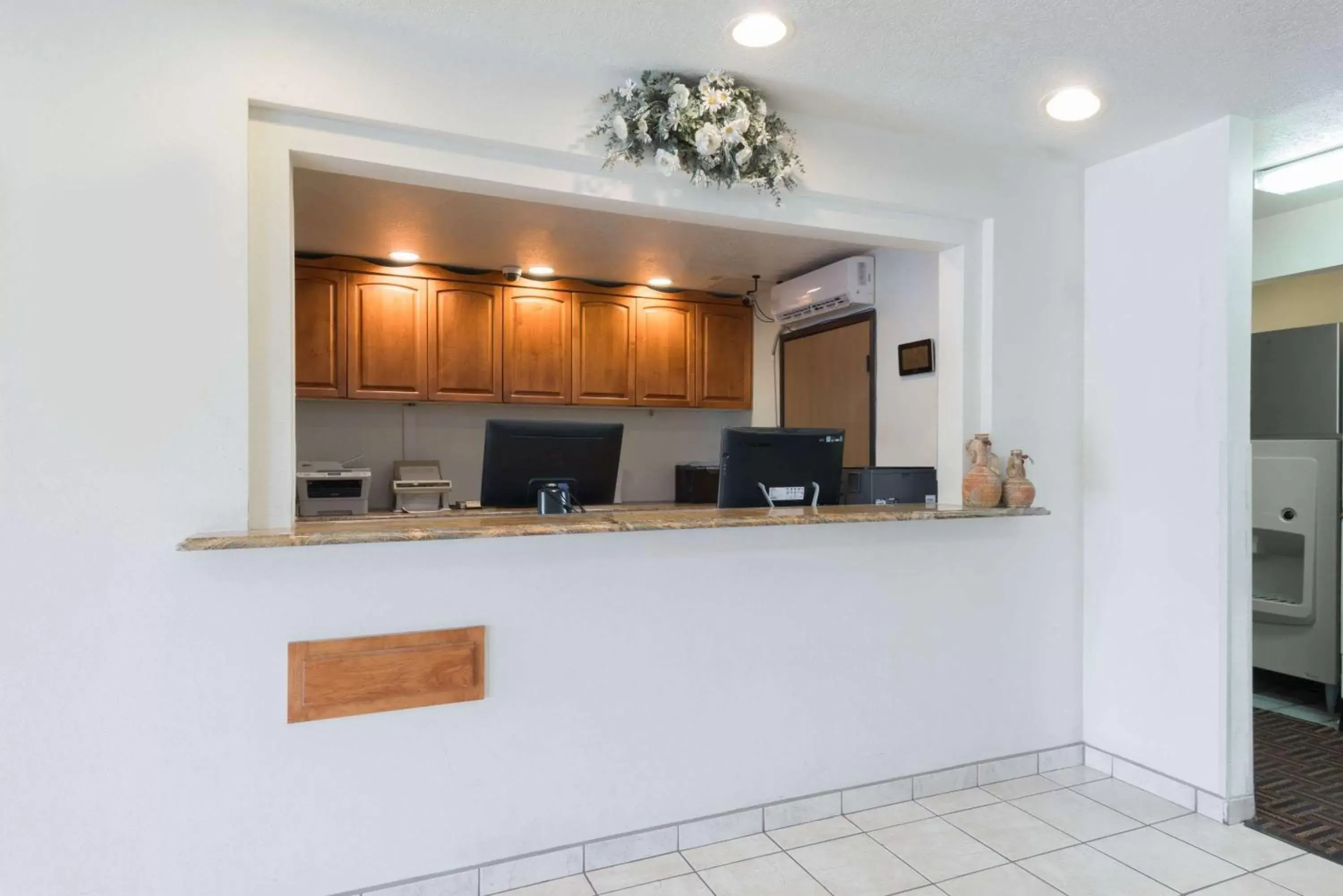 Lobby or reception, Kitchen/Kitchenette in Super 8 by Wyndham Bernalillo