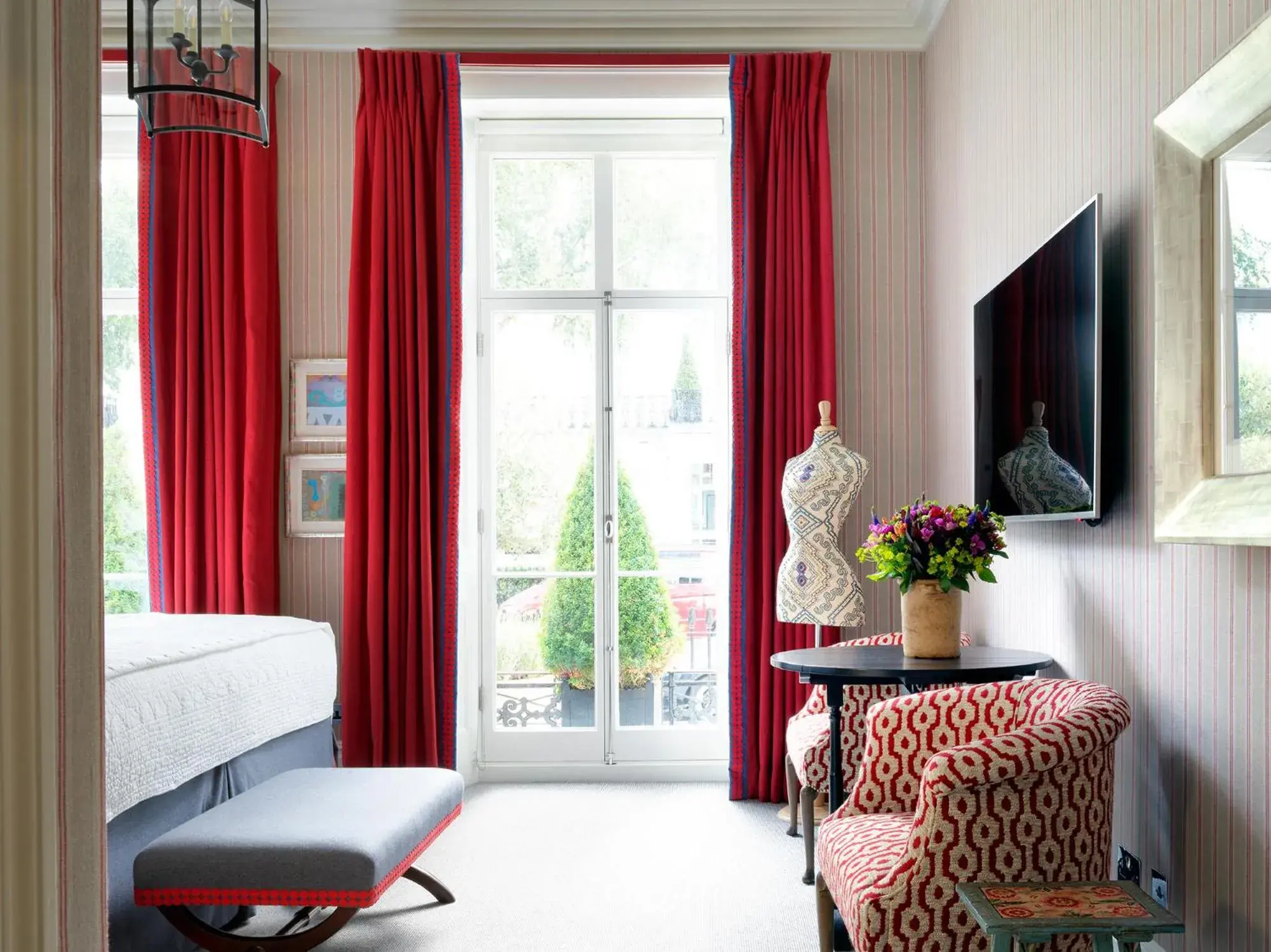 Bedroom, Seating Area in Number Sixteen, Firmdale Hotels