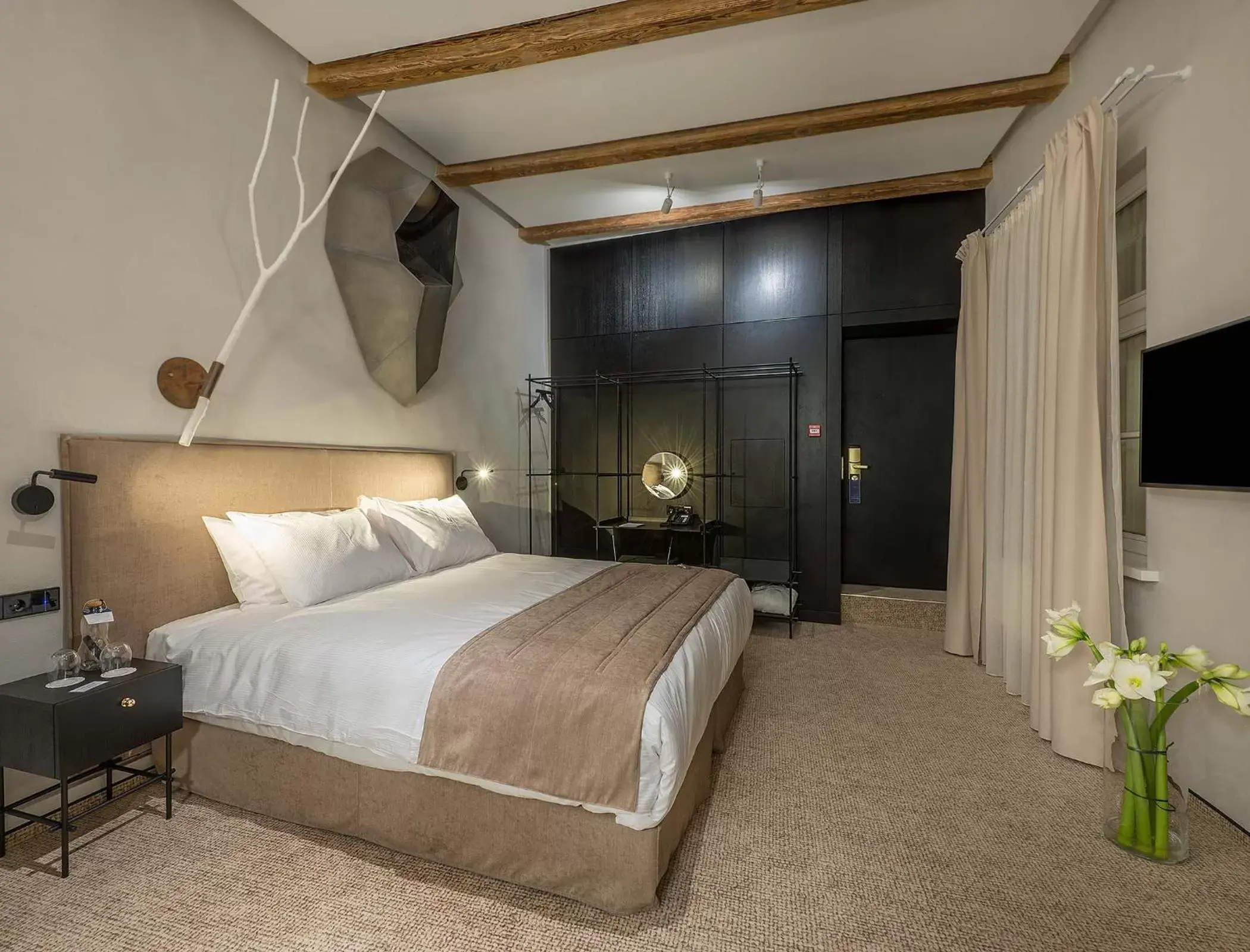 Photo of the whole room, Bed in Artagonist Art Hotel