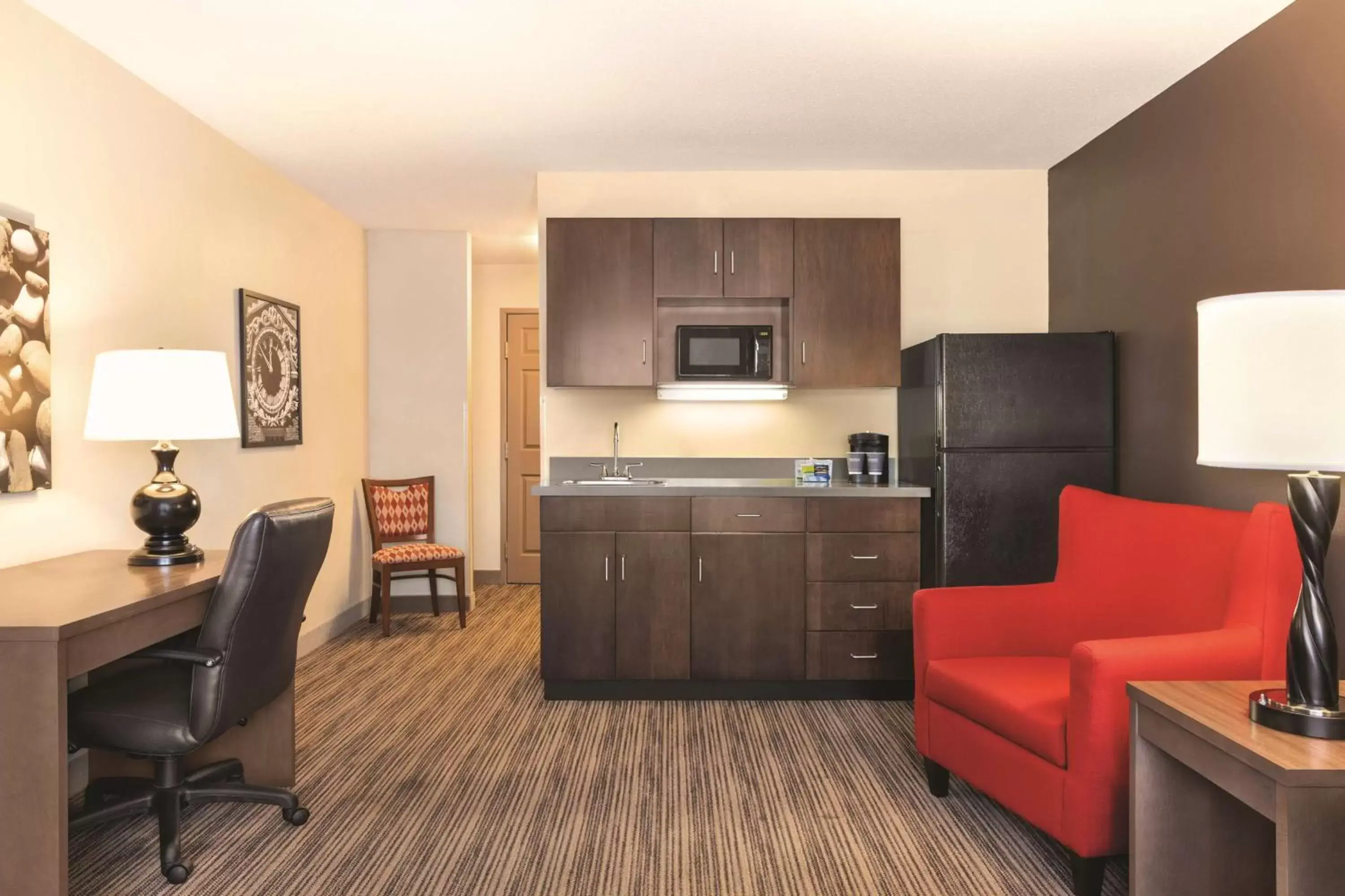 Photo of the whole room, Kitchen/Kitchenette in Country Inn & Suites by Radisson, Albert Lea, MN