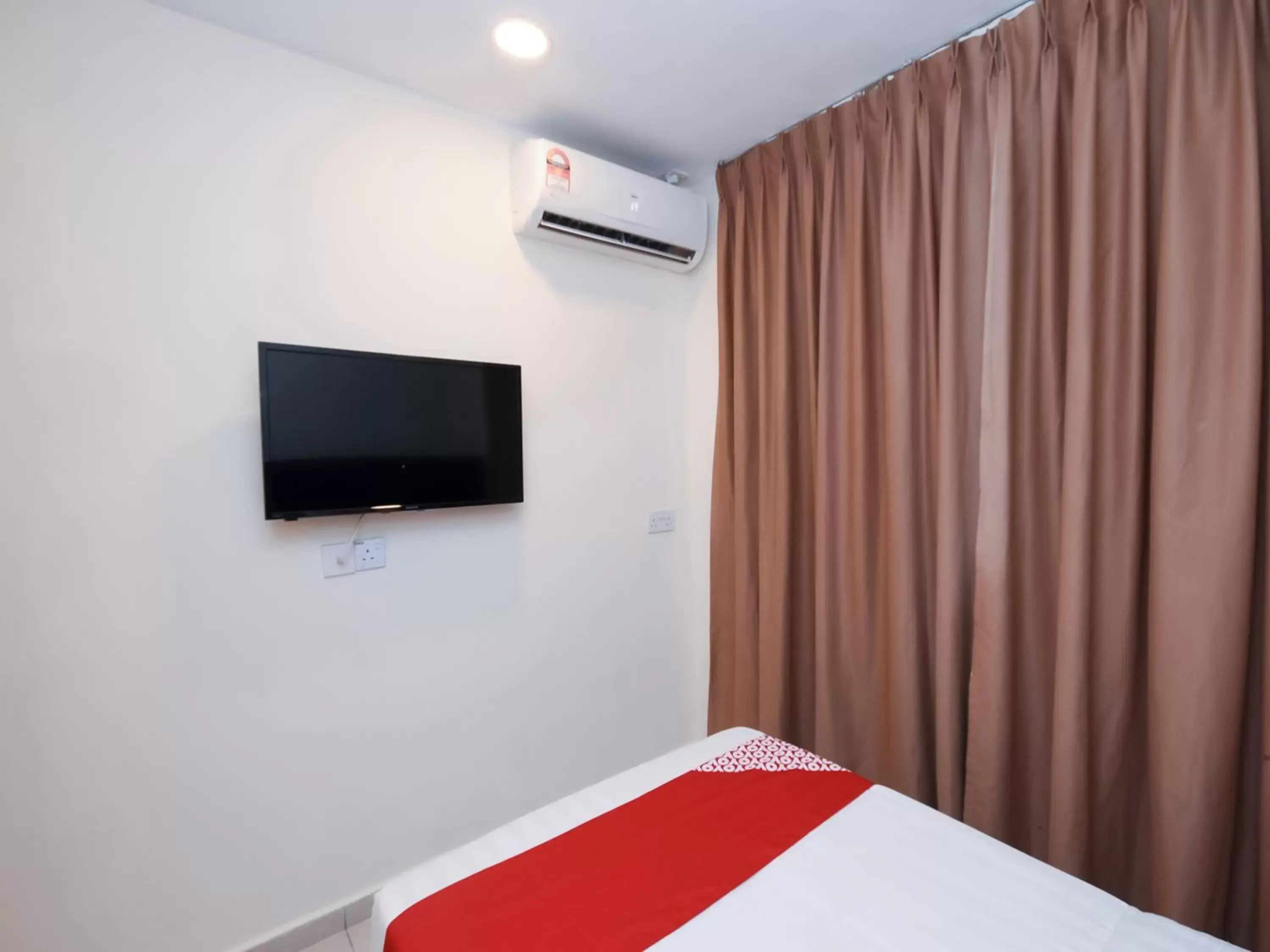 Bedroom, TV/Entertainment Center in Super OYO 1148 Kenyalang Suite