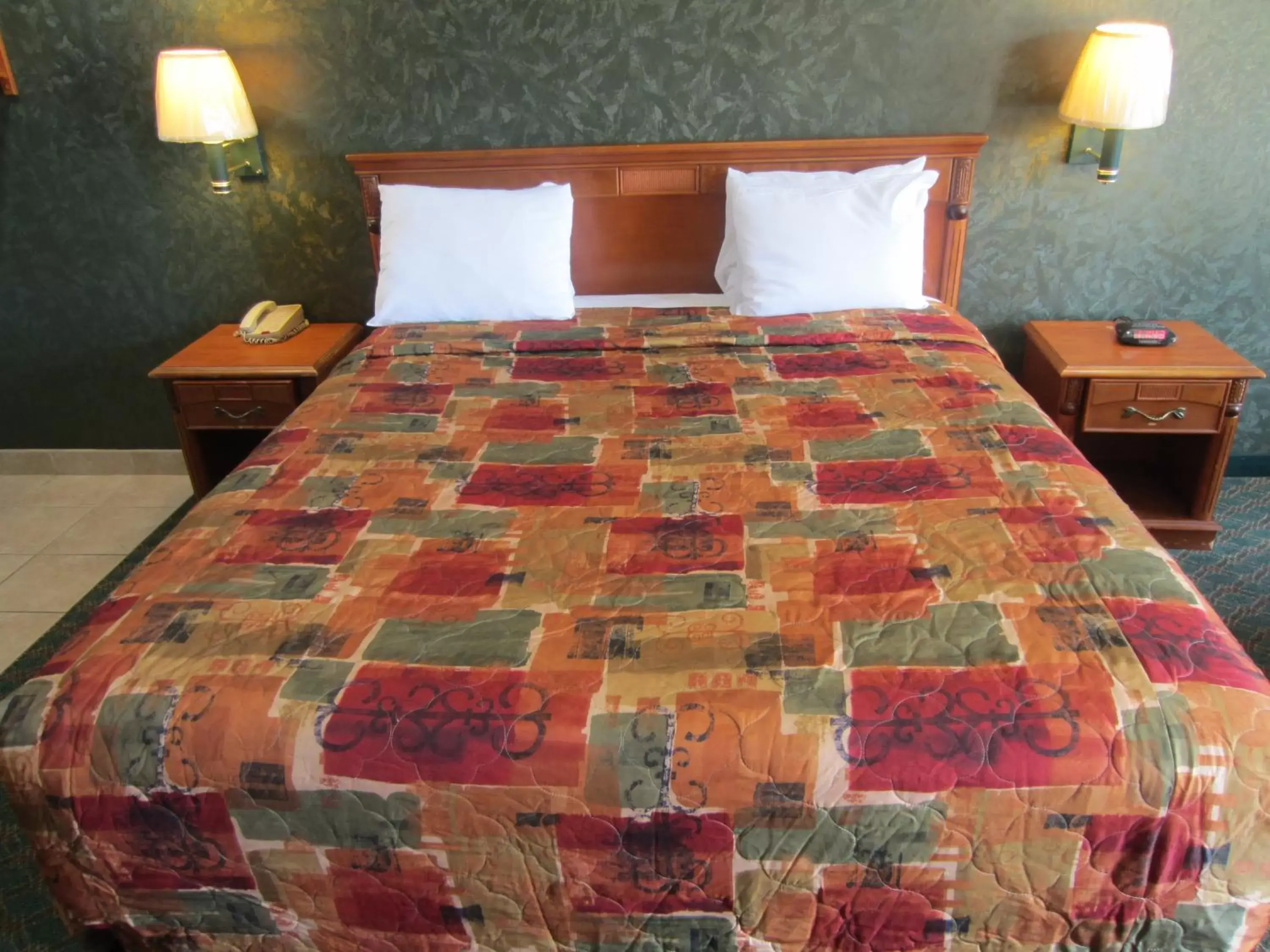 Bed in Crystal Inn Suites & Spas