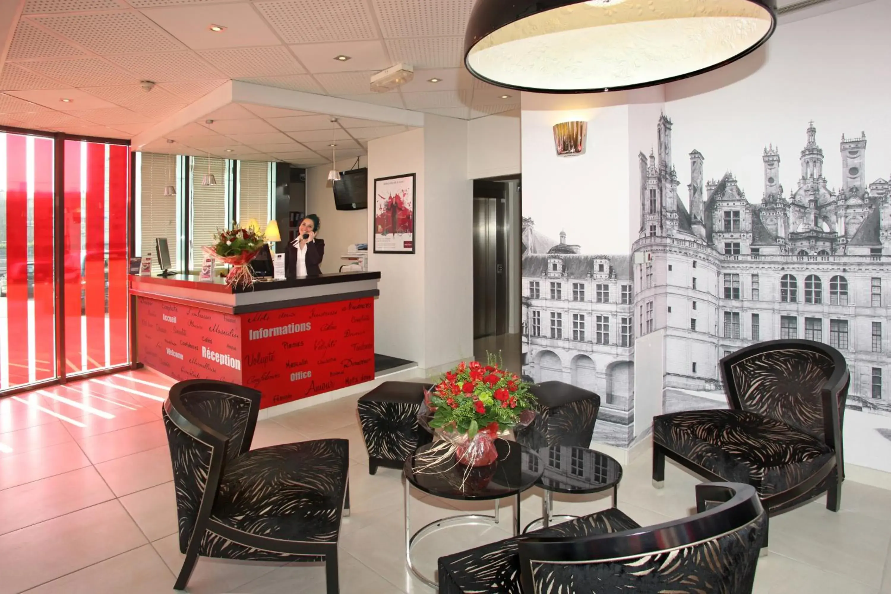 Lobby or reception in Mercure Tours Centre Gare et Congrès Lobby or reception in Mercure Tours Centre Gare et Congrès