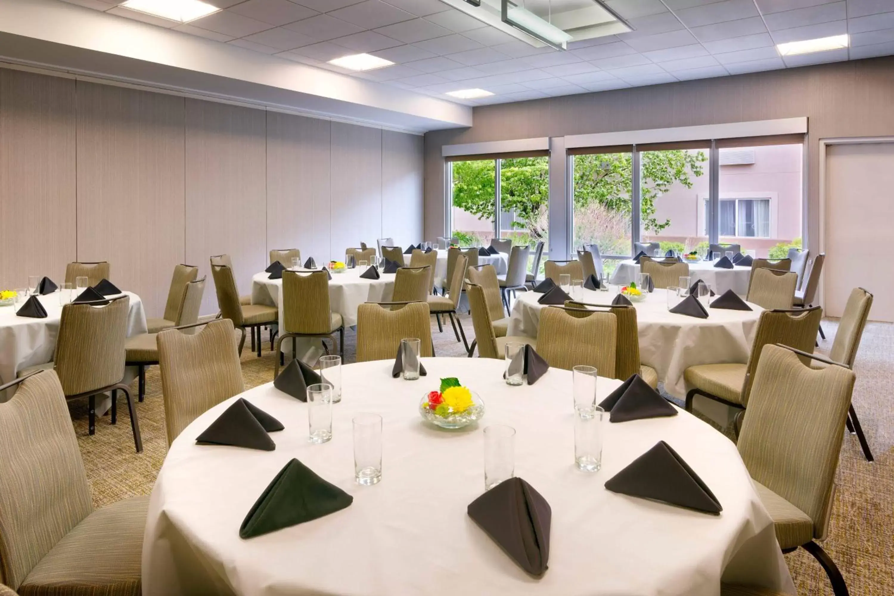 Meeting/conference room, Restaurant/Places to Eat in SpringHill Suites by Marriott Salt Lake City Draper