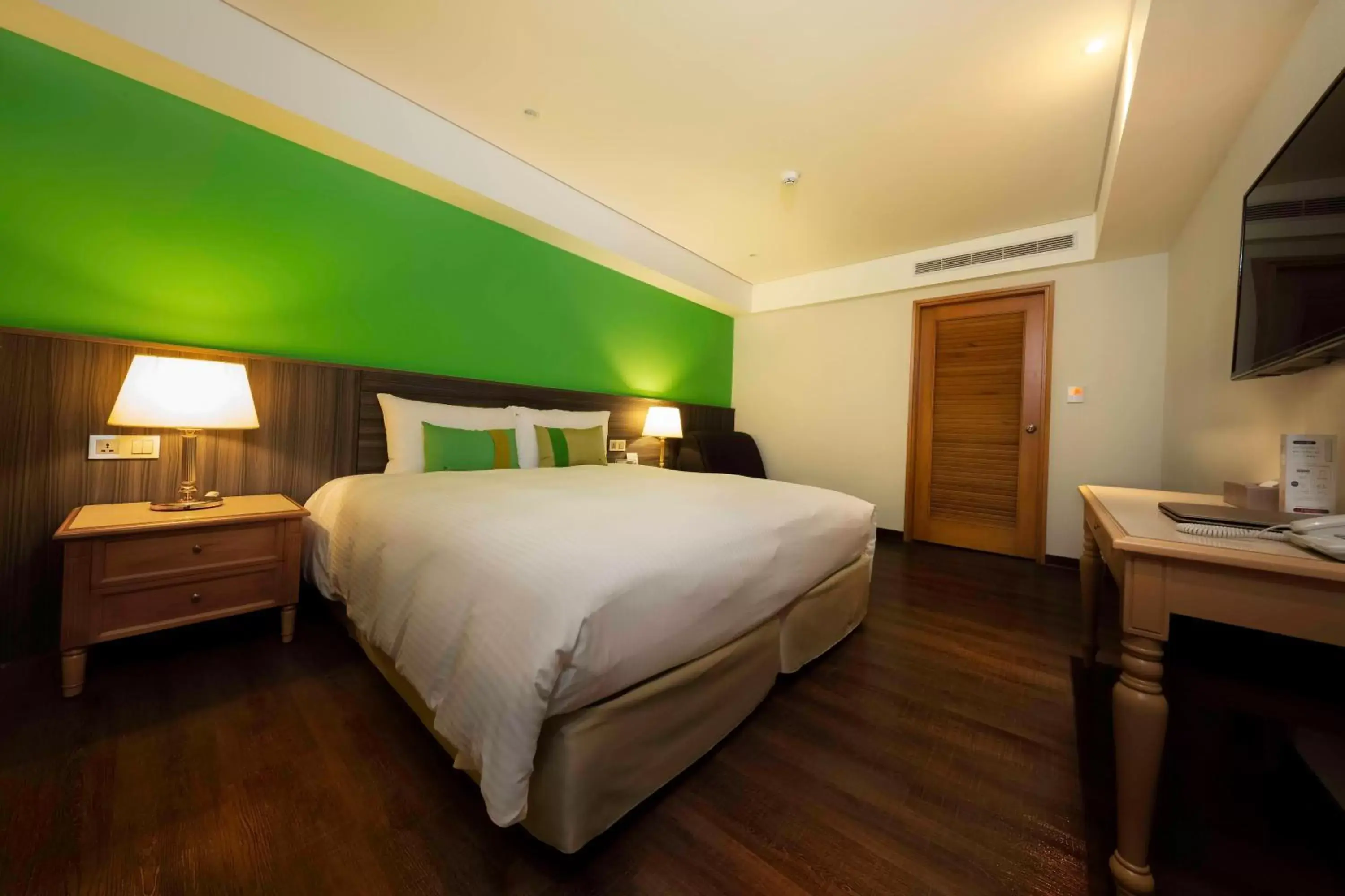 Photo of the whole room, Bed in Green World Triple Beds
