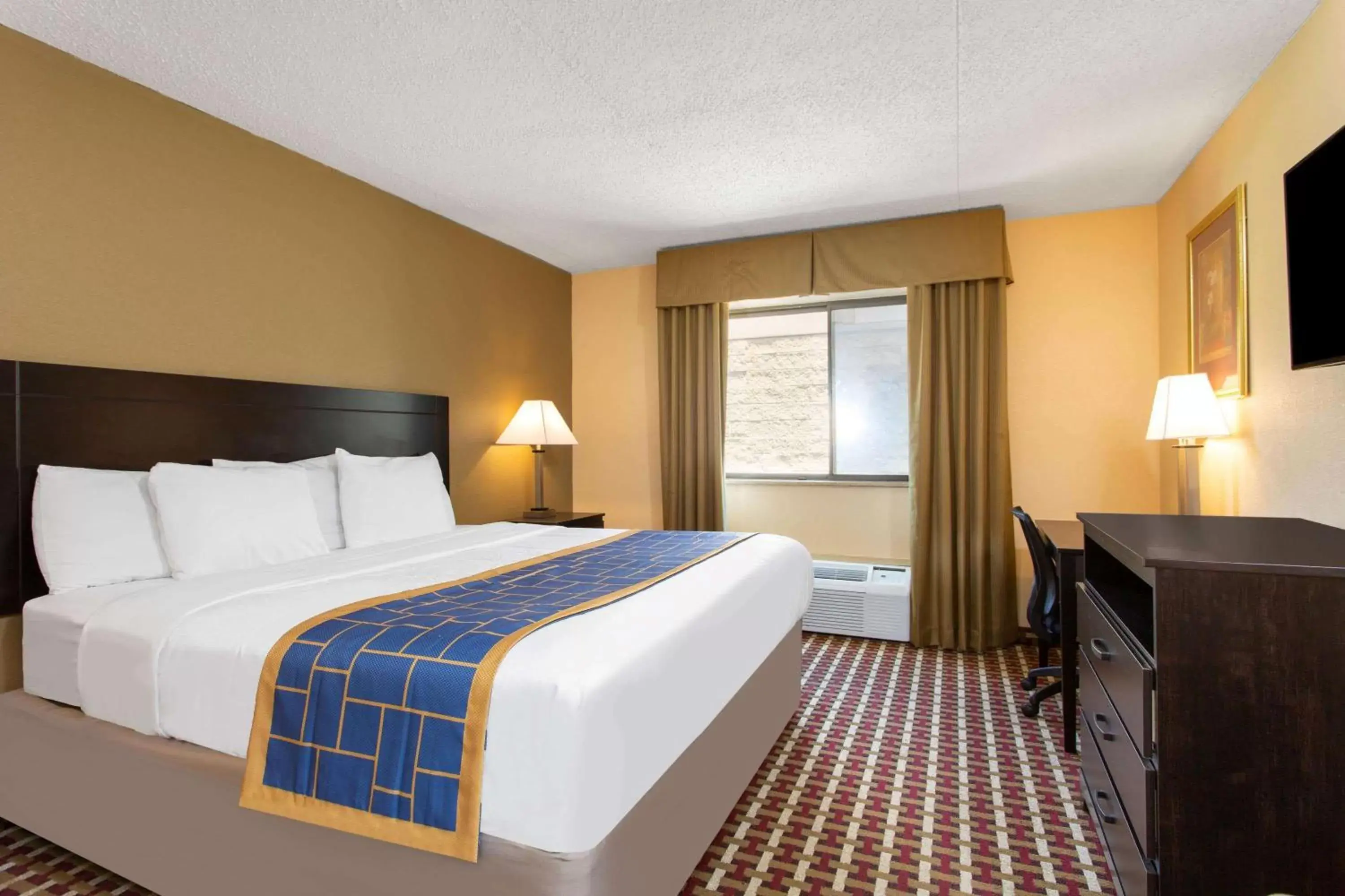 Photo of the whole room, Bed in Days Inn by Wyndham Hillsborough