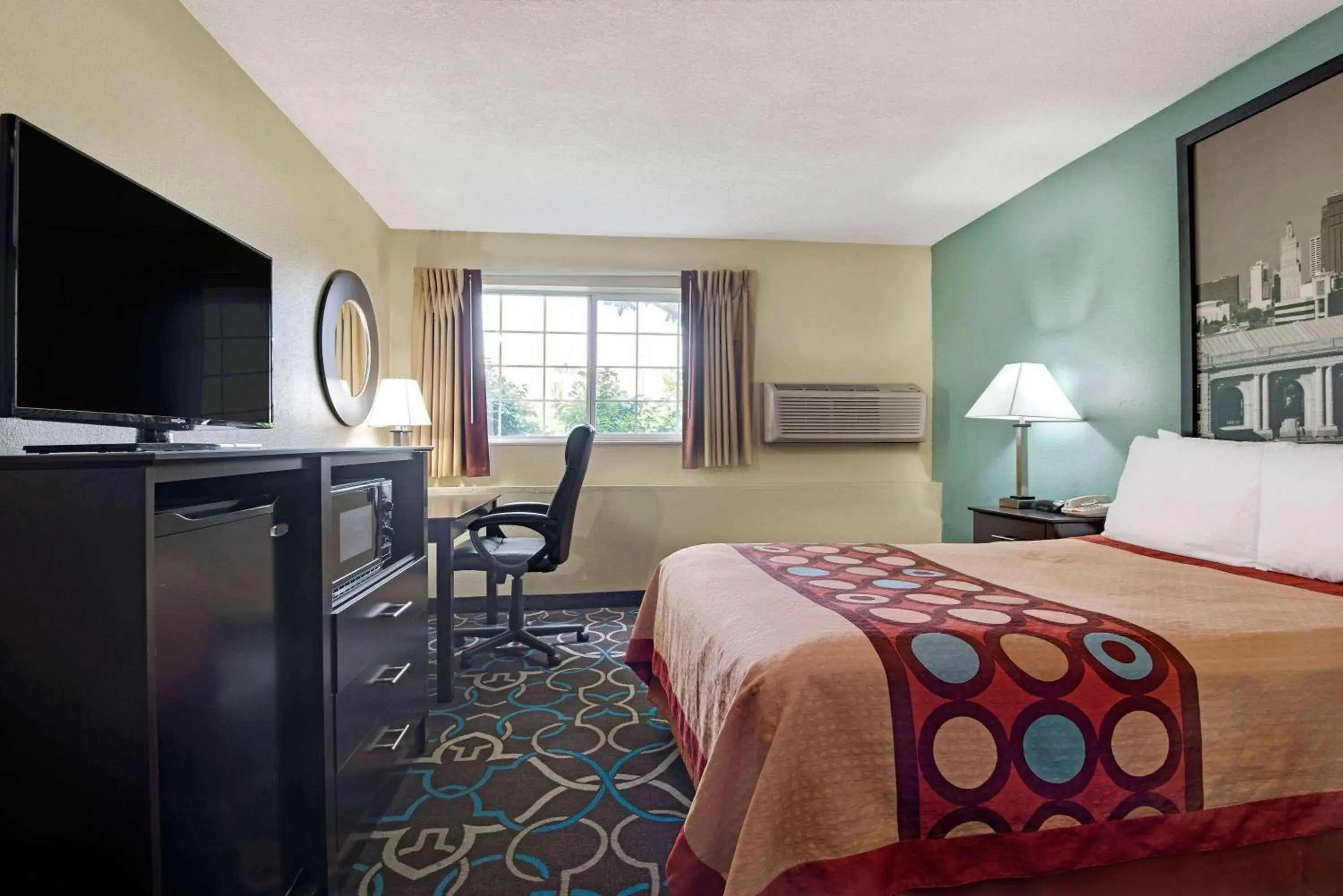 Photo of the whole room, Bed in Super 8 by Wyndham Kansas City