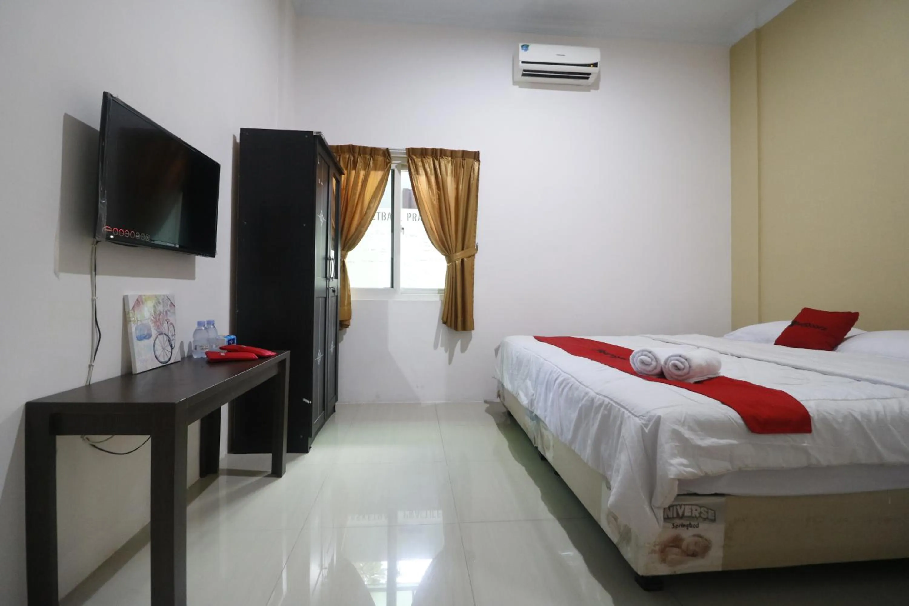 Bedroom, Bed in RedDoorz @ Jalan Krakatau Medan