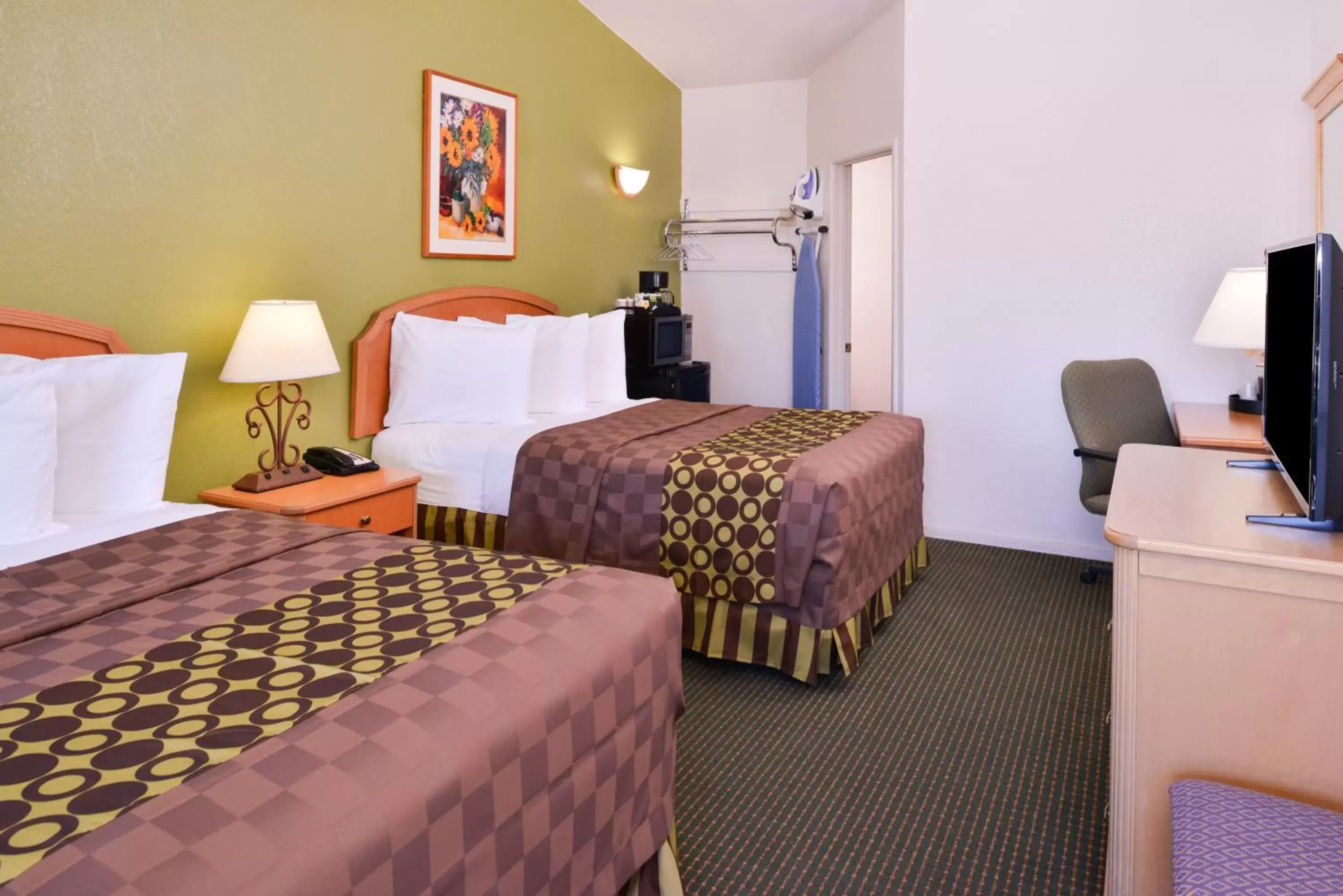 Bedroom, Bed in Americas Best Value Inn Los Banos