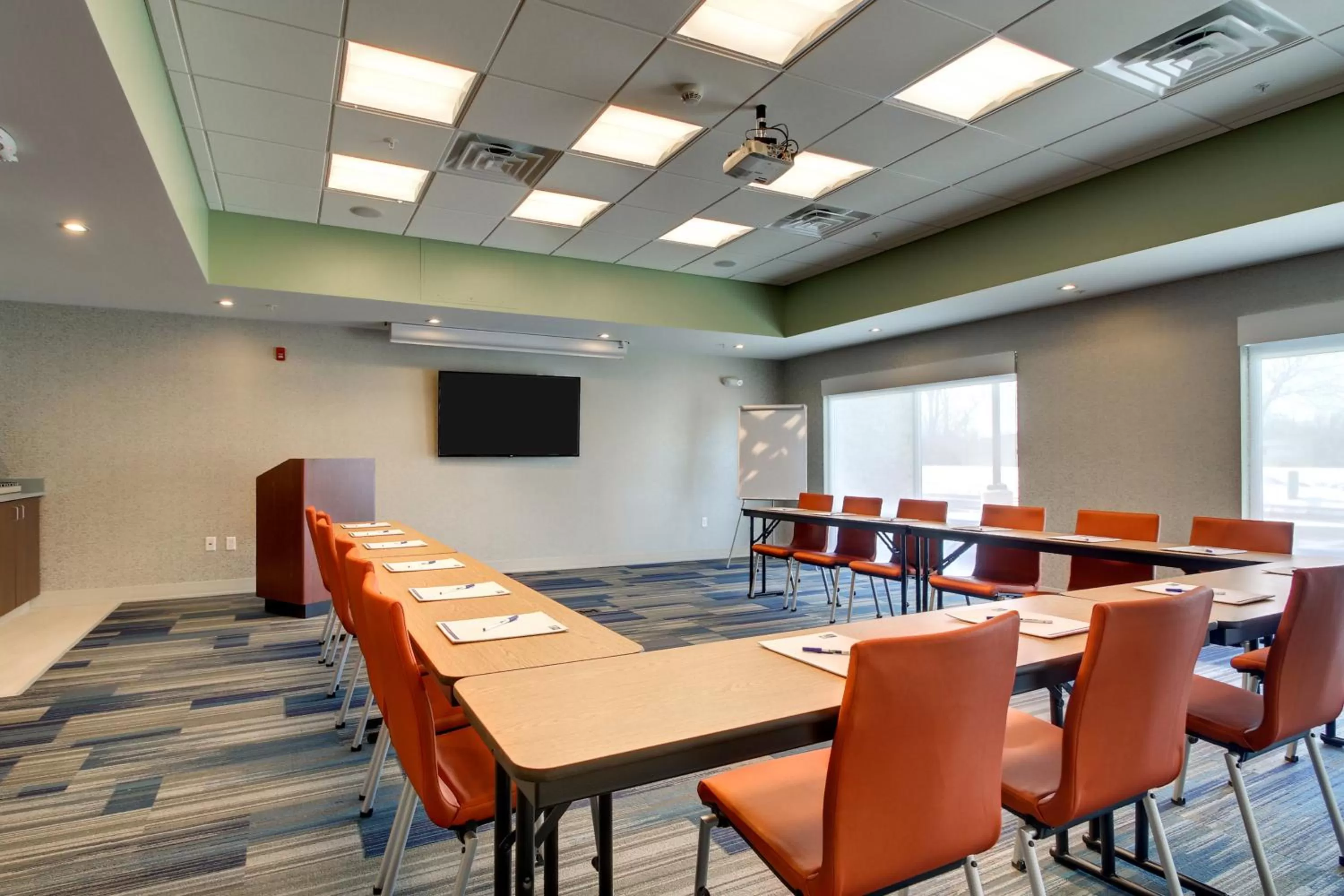 Meeting/conference room in Holiday Inn Express & Suites Galesburg by IHG