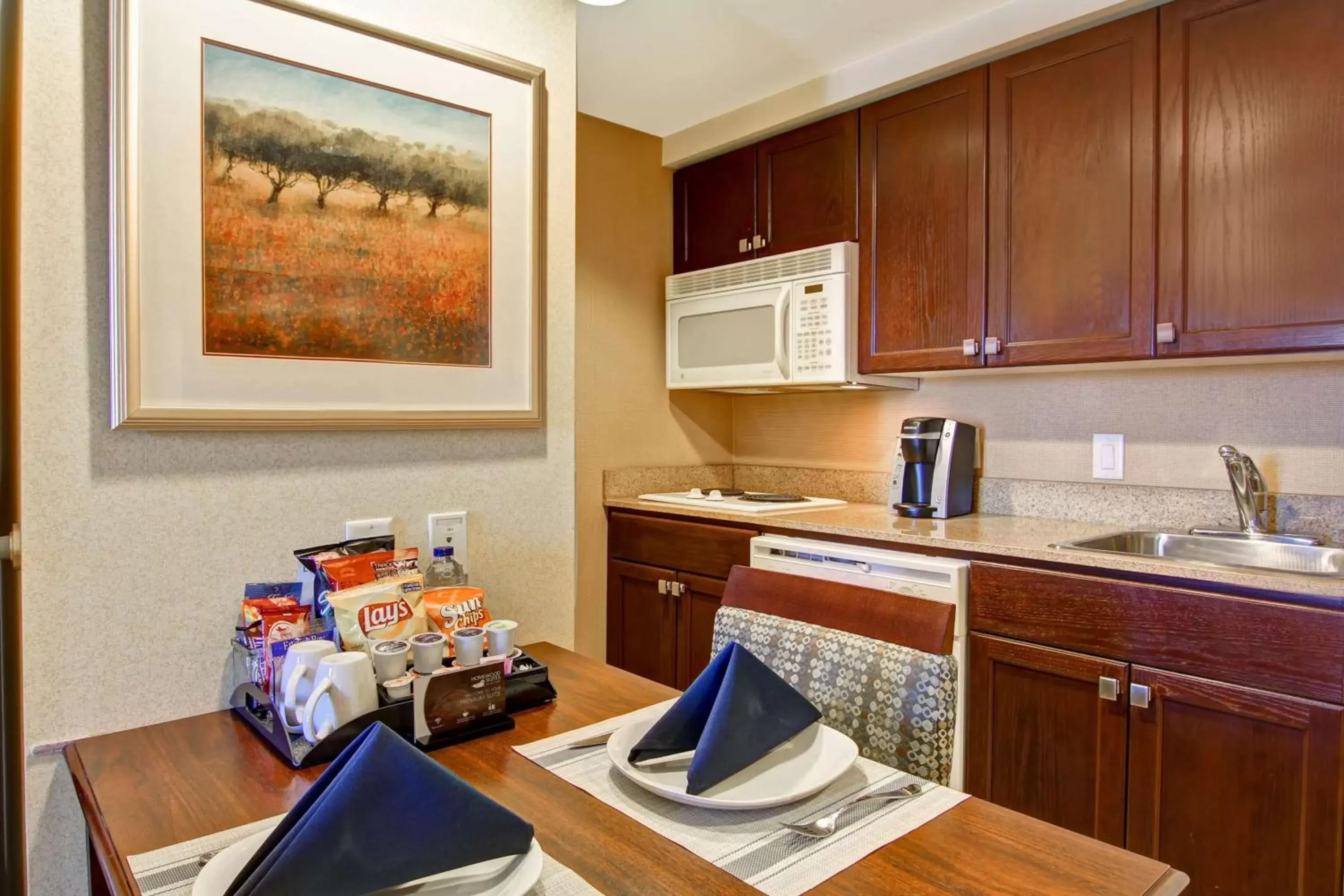 Kitchen or kitchenette, Kitchen/Kitchenette in Homewood Suites by Hilton Toronto-Mississauga