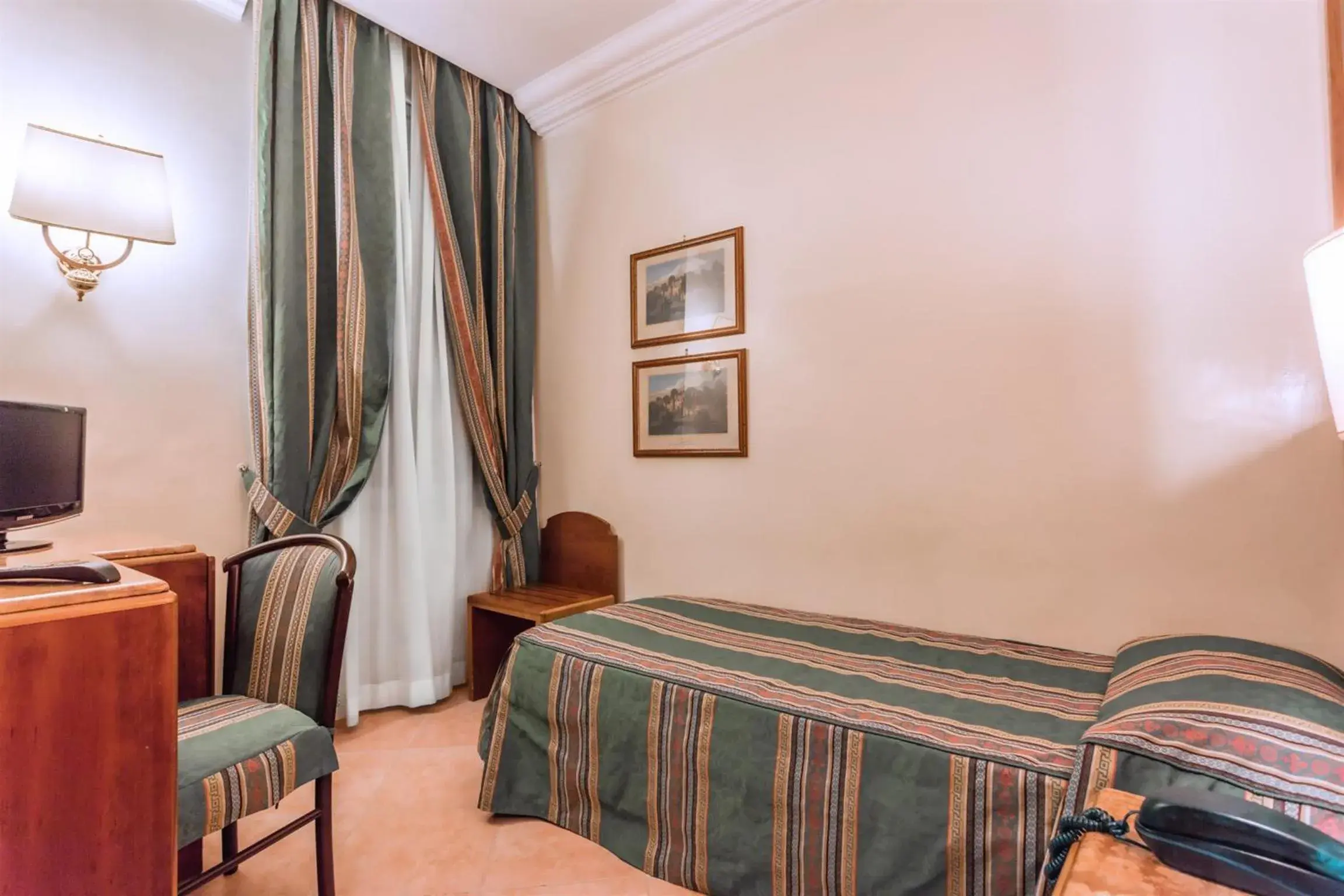 Bedroom, Seating Area in Raeli Hotel Noto
