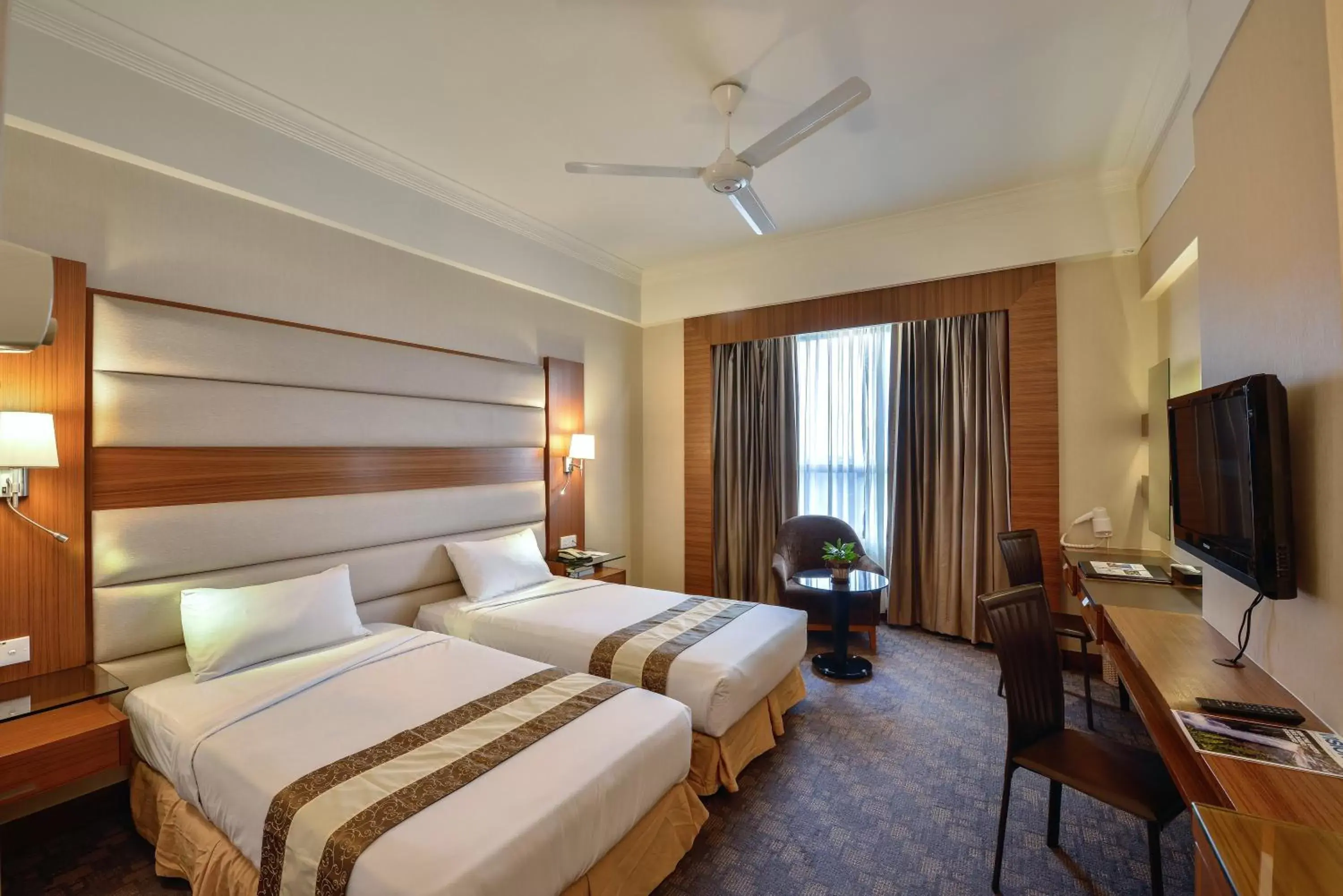 Photo of the whole room, Bed in Pearl View Hotel